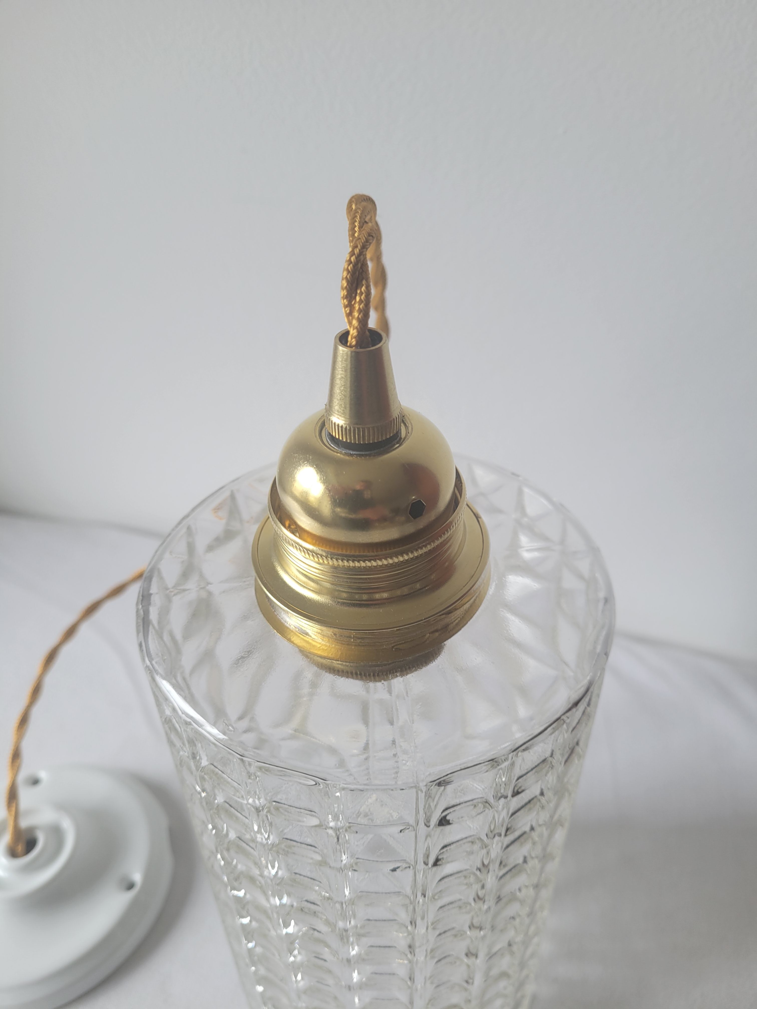 Moulded glass suspension