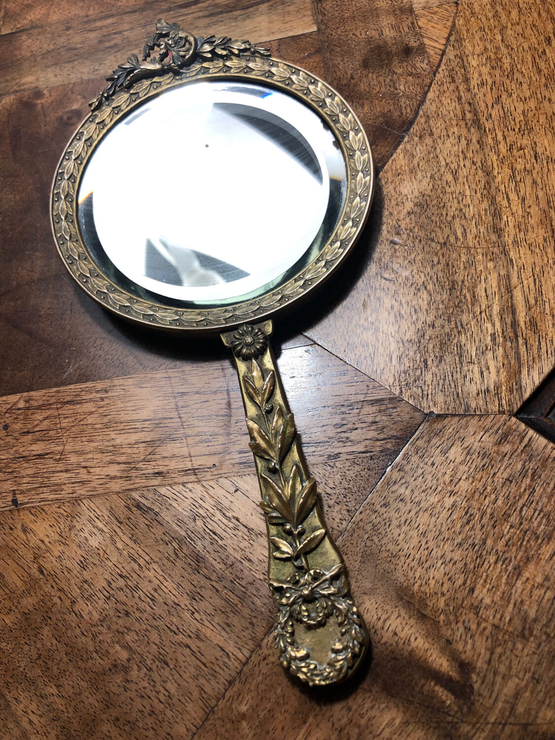 Hand mirror in gilded bronze