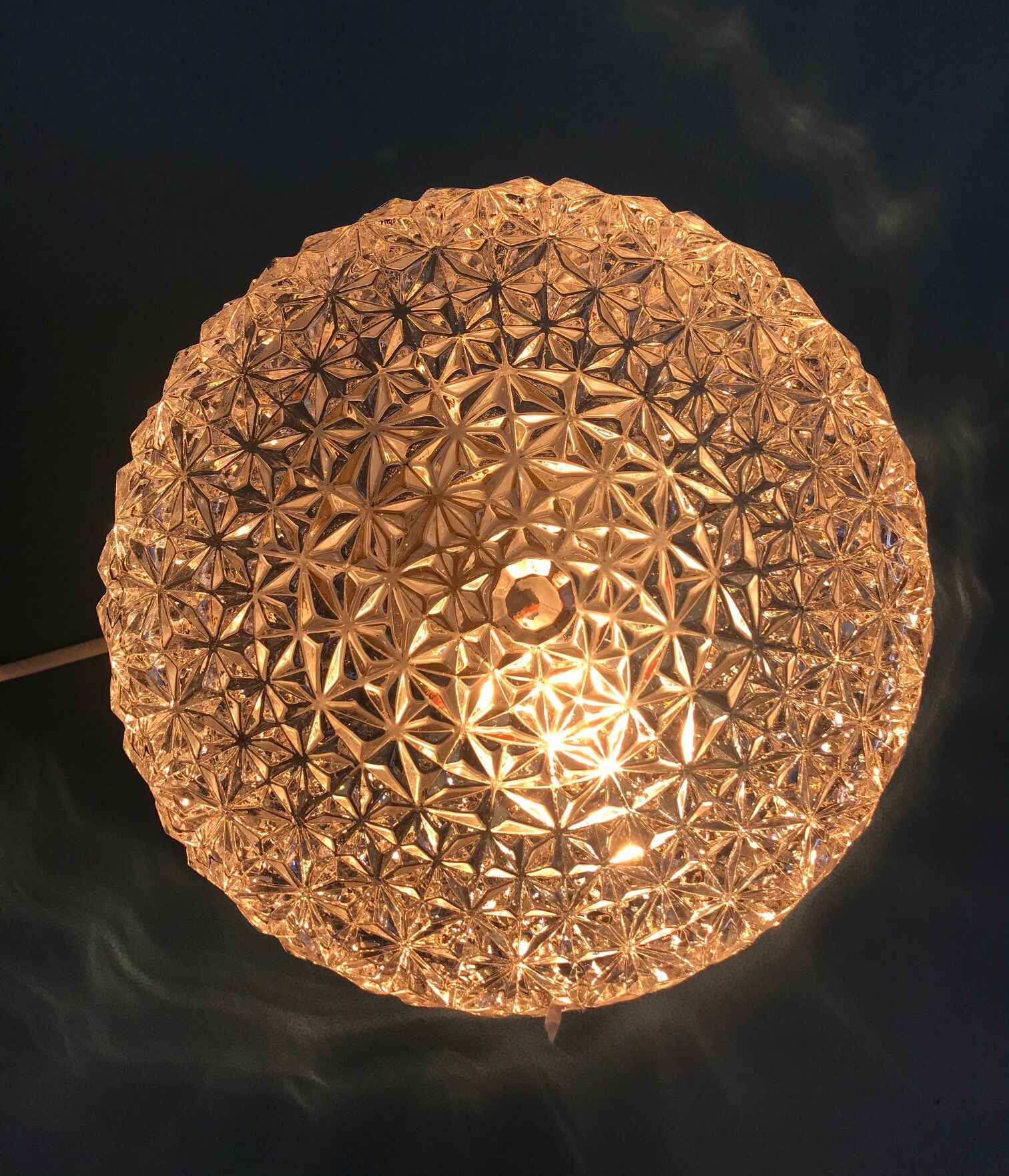 Round ceiling light in chiseled glass