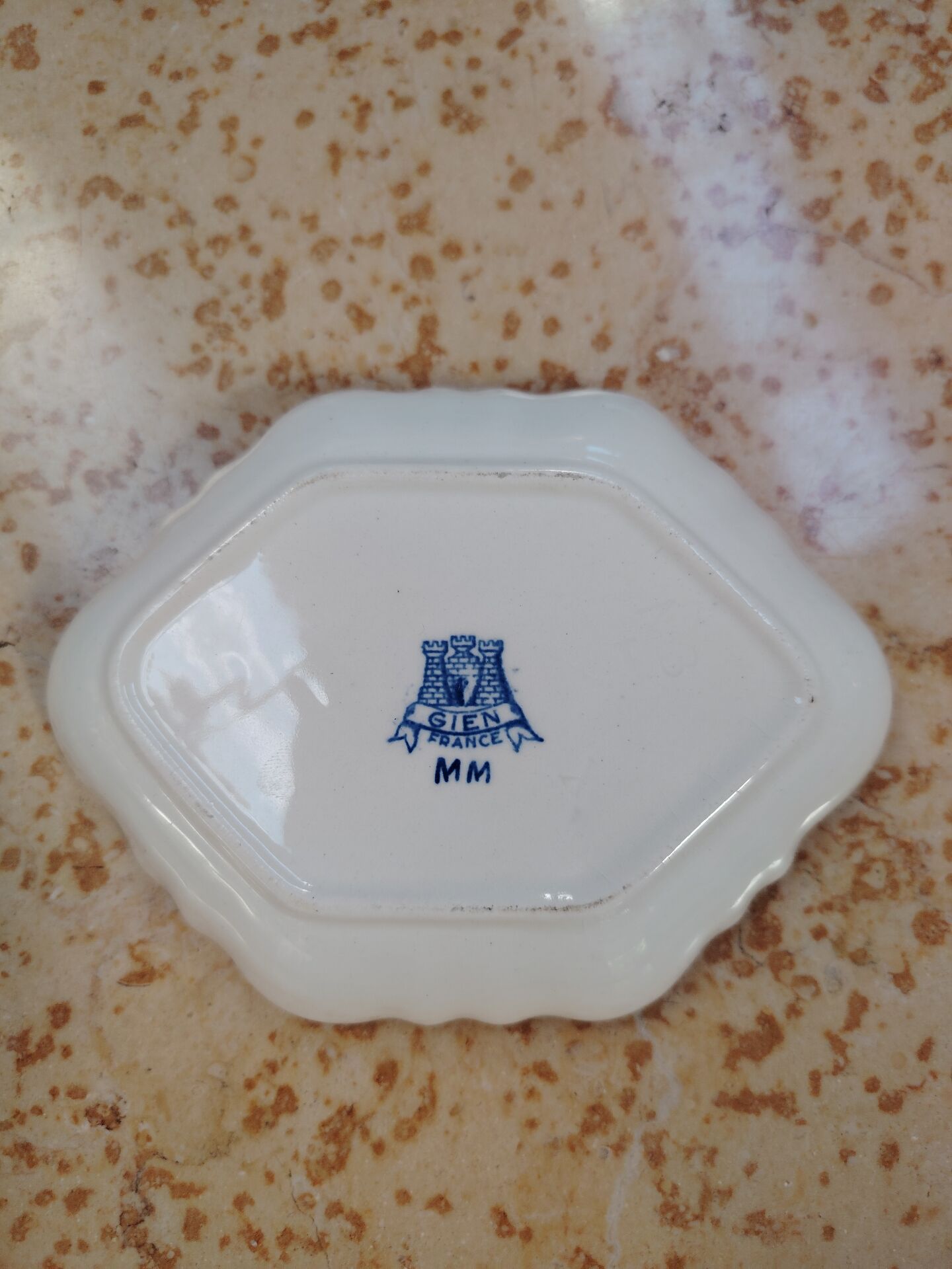 Empty pocket dish in Gien earthenware with peony decoration.