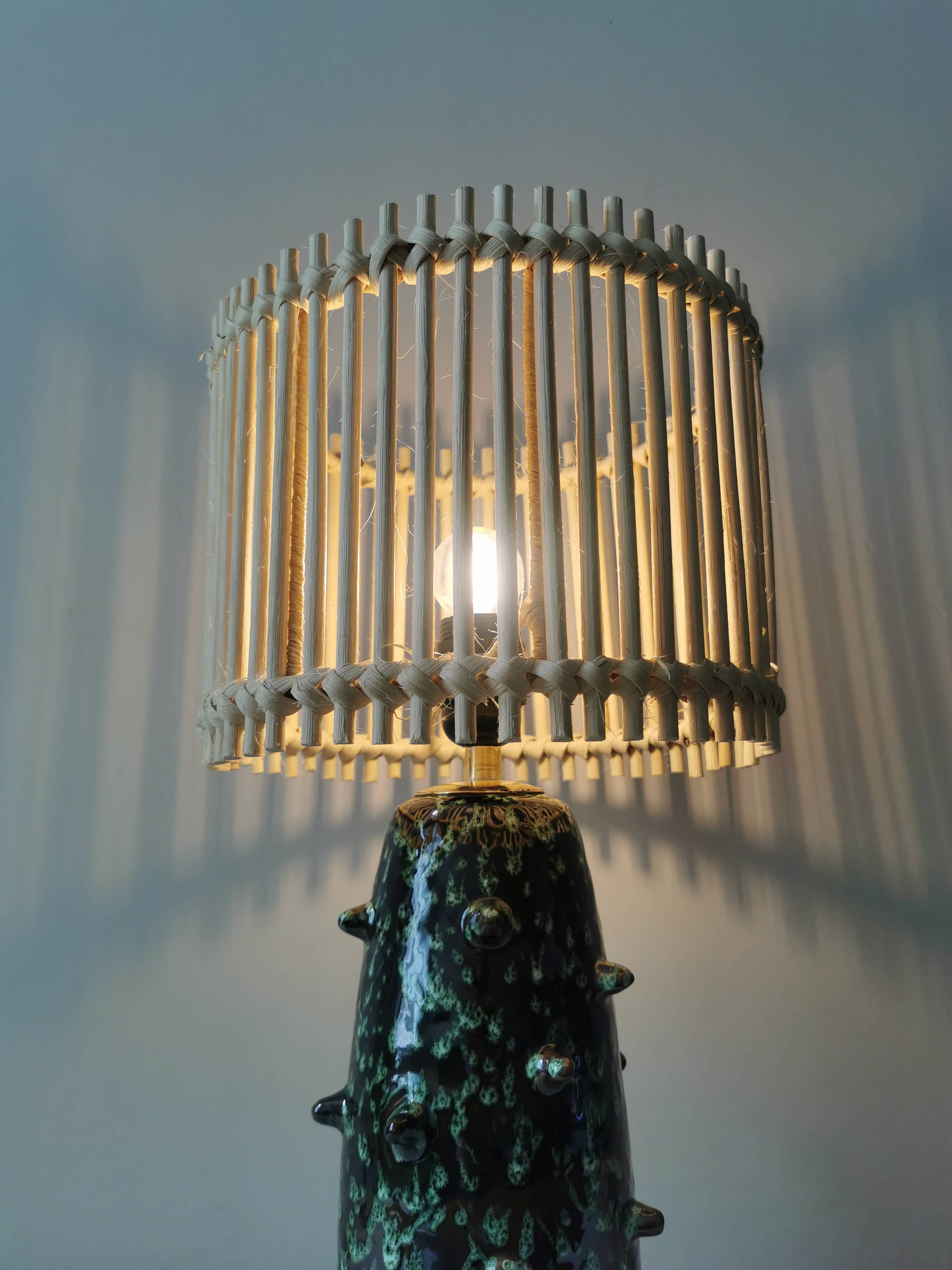 Lampe Tanjia en céramique avec abat-jour en rotin – 60×30 cm – Fabrication artisanale marocaine