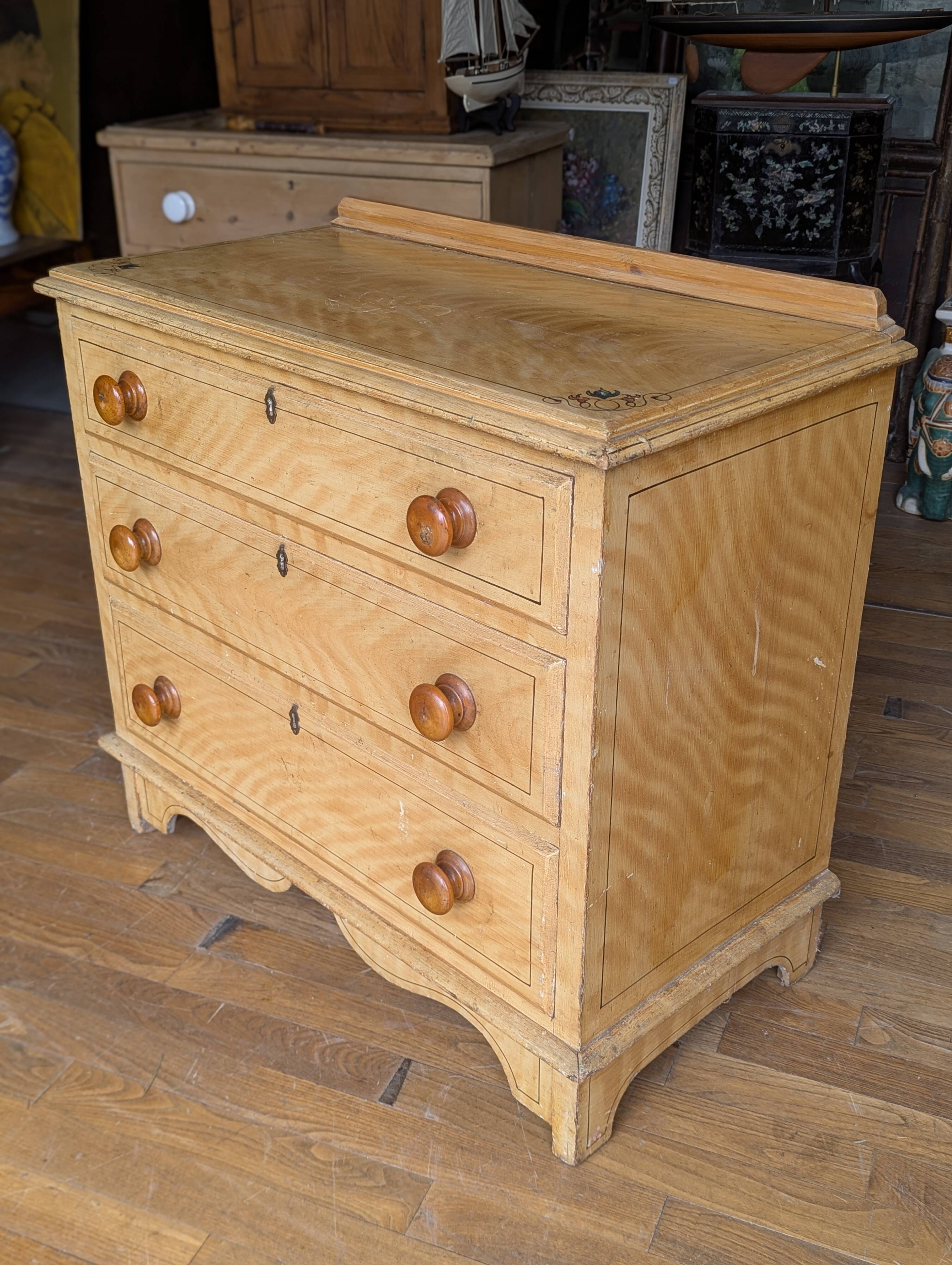 Petite commode anglaise ancienne