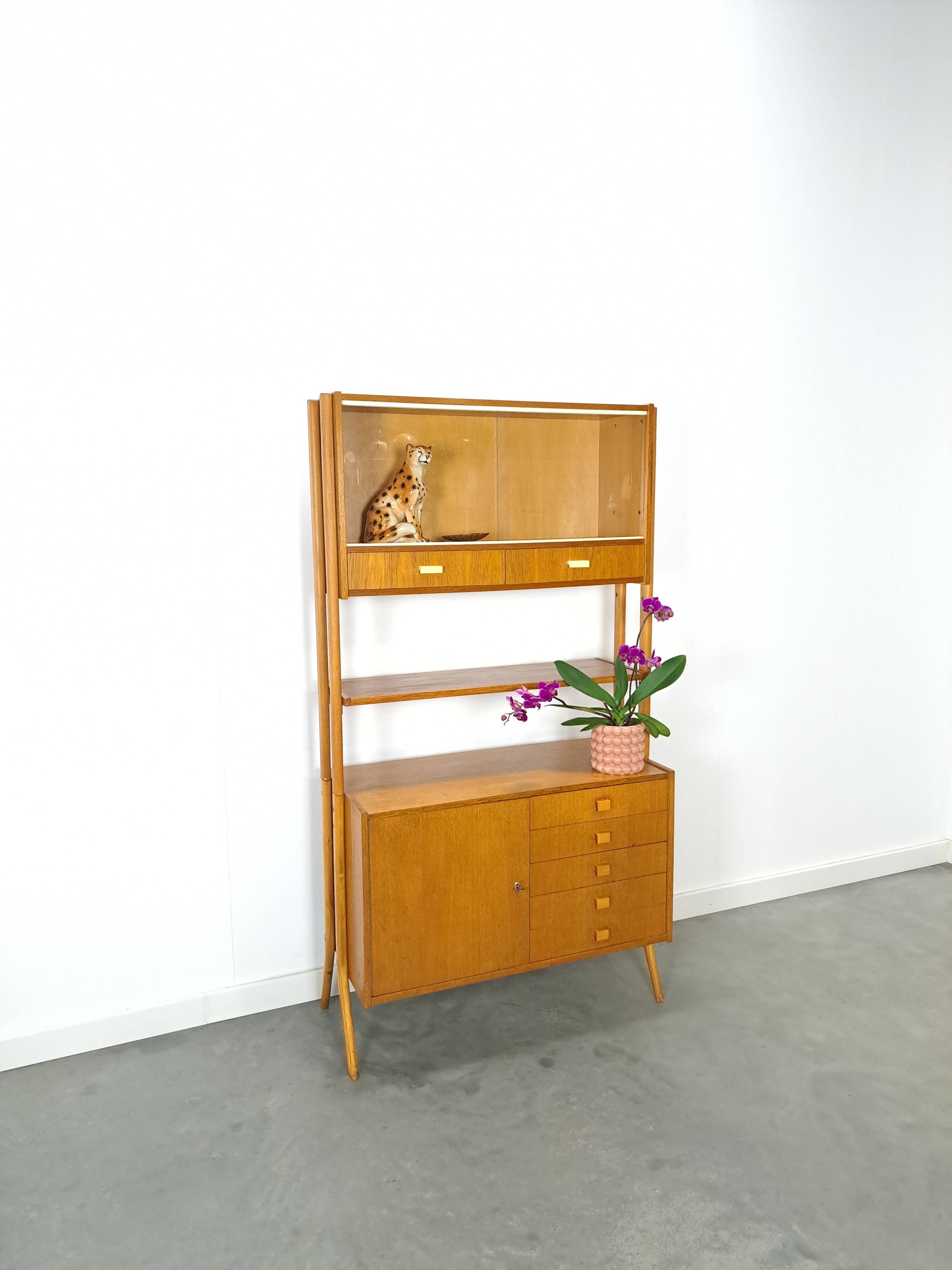 Design Frantisek Jirak vitrinekast met lades