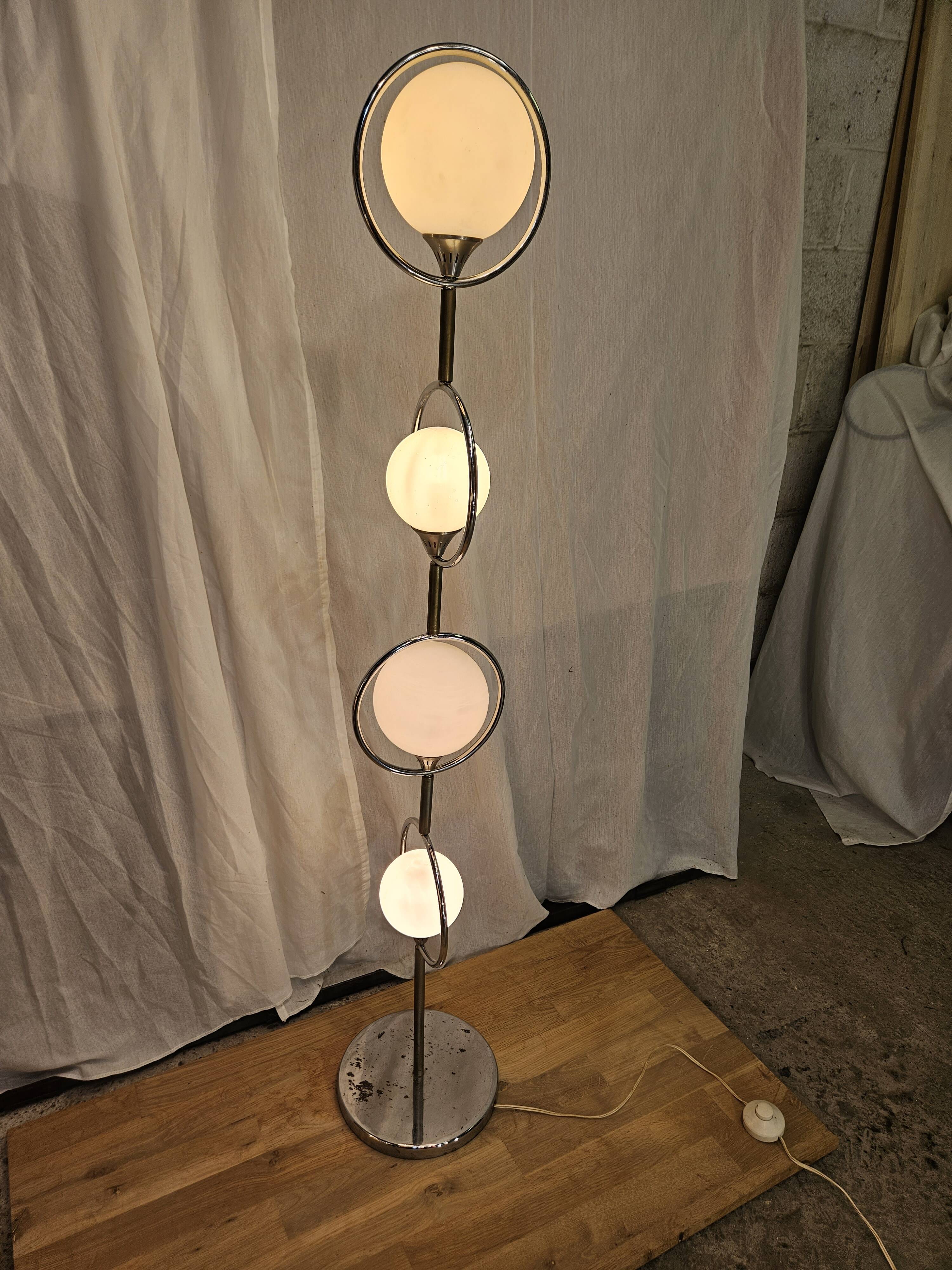 Italian design globe floor lamp 1970