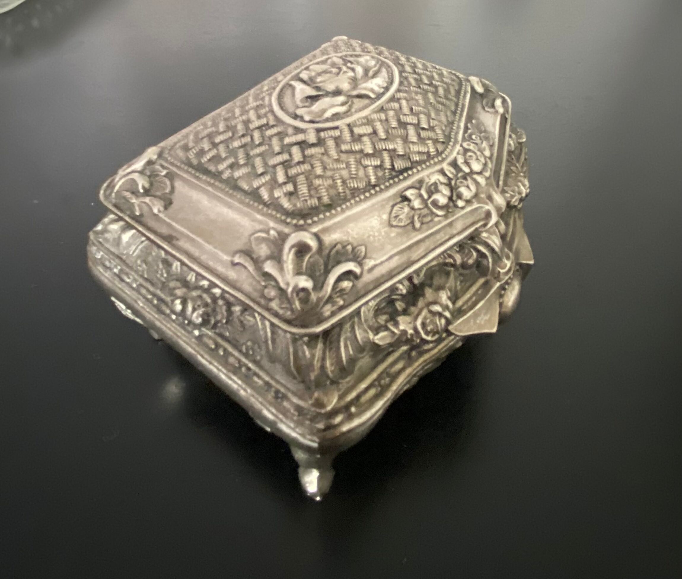1 silver metal jewelry box