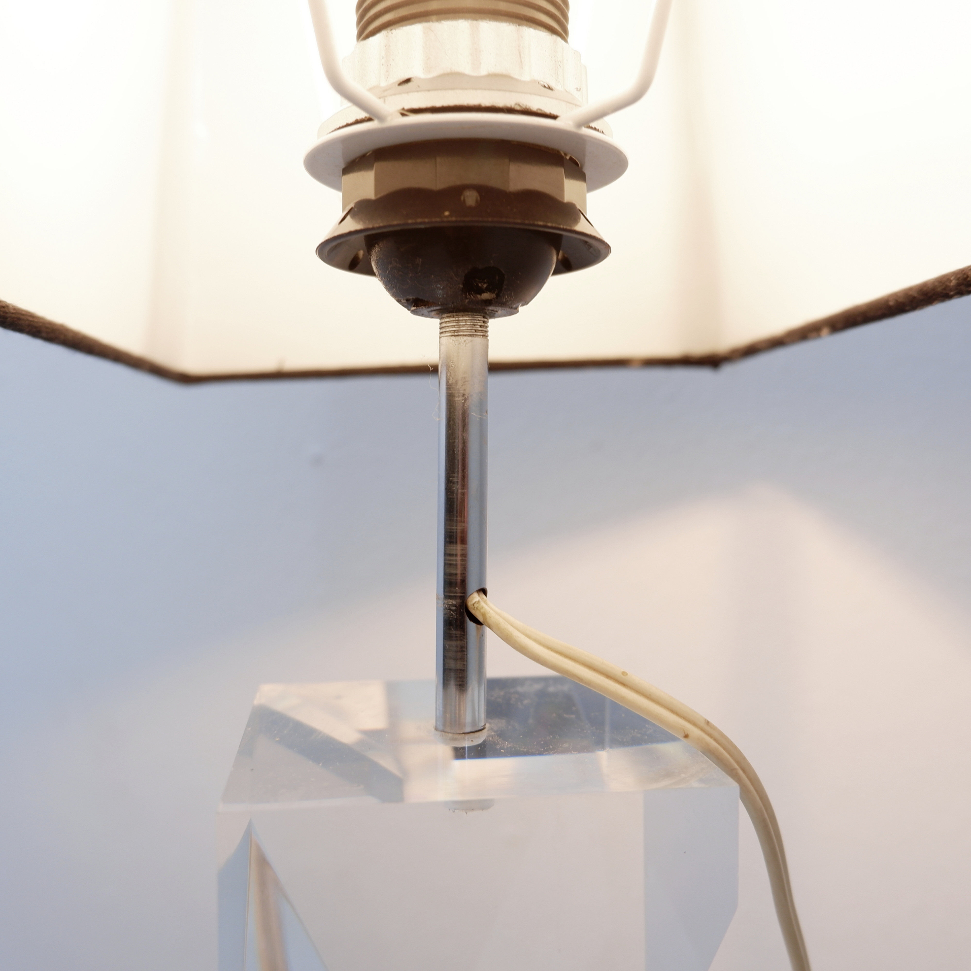 Lampe de table sculpturale en lucite solide transparente - Vers 1980
