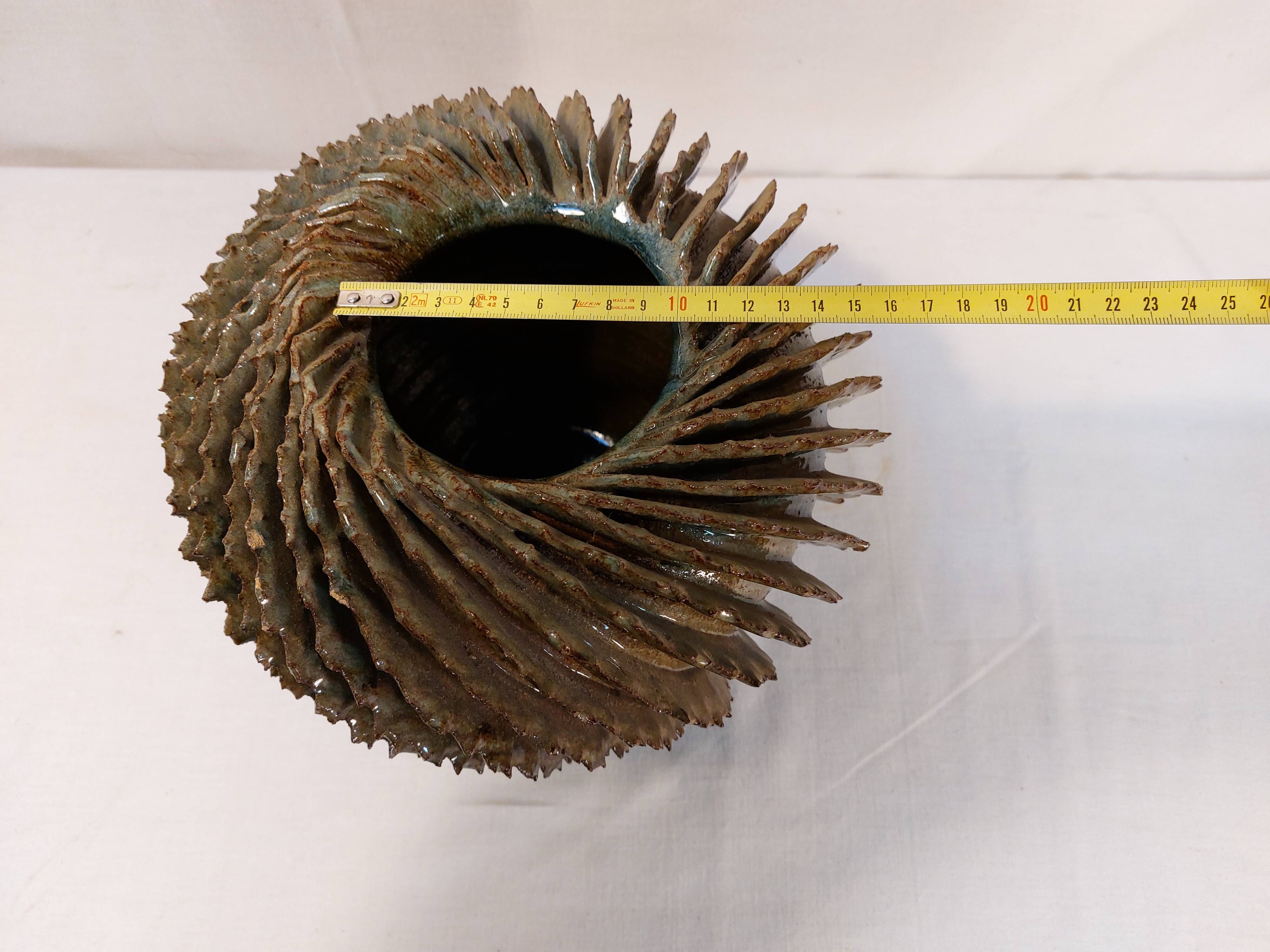 vase boule à ailettes torsadées