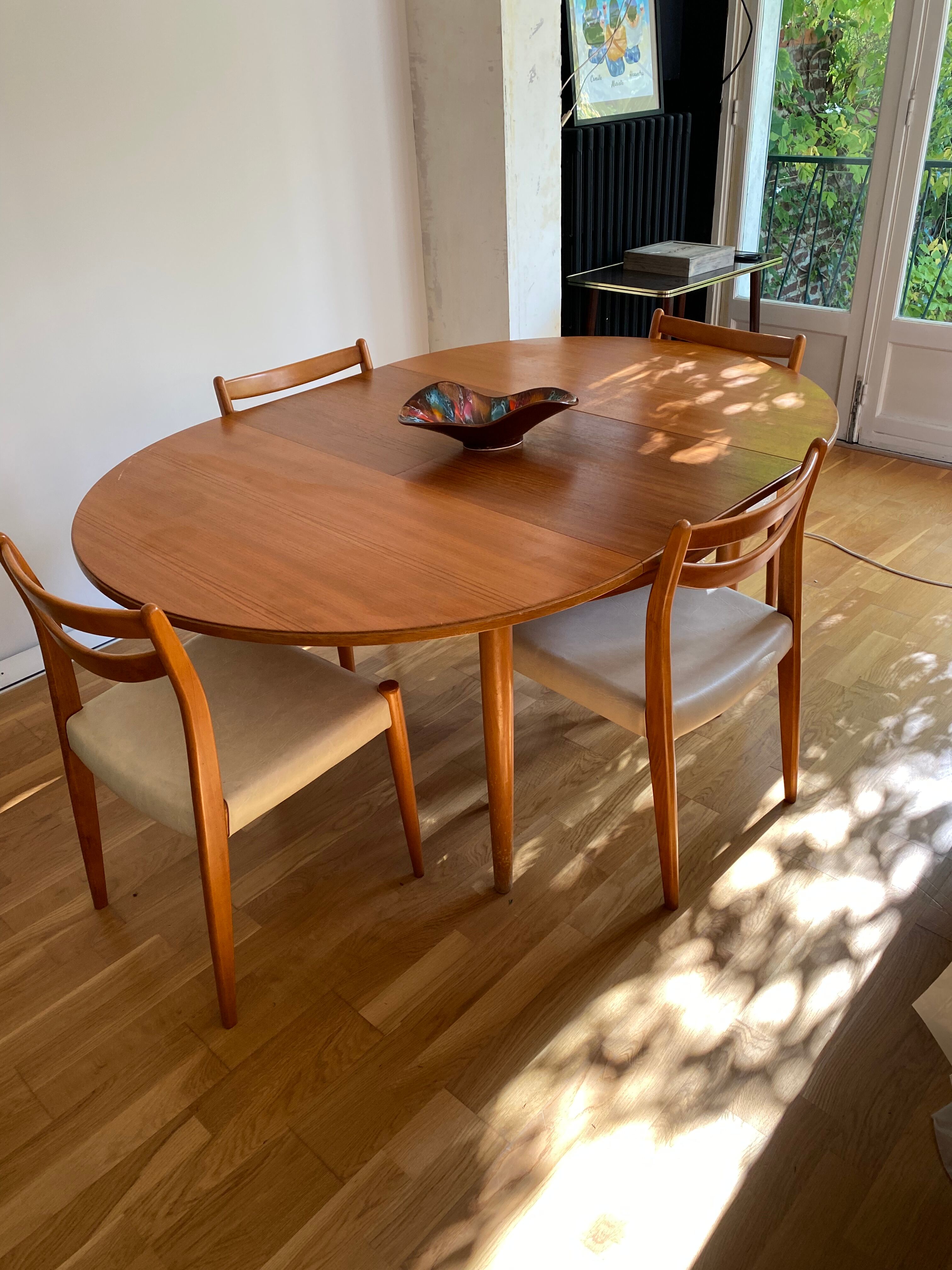 Extendable teak round table