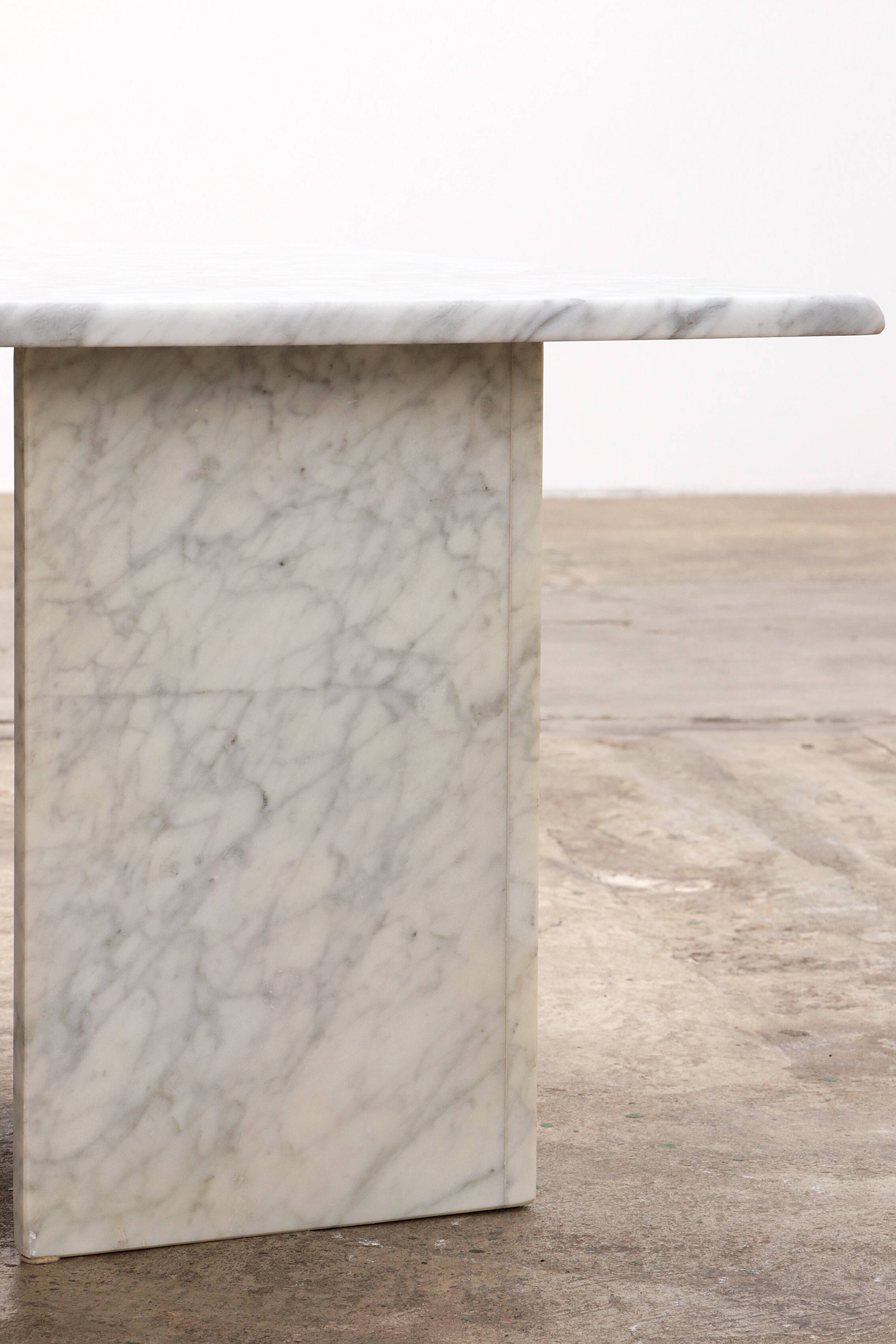 Italian Marble coffee table, timeless design from the 1970s