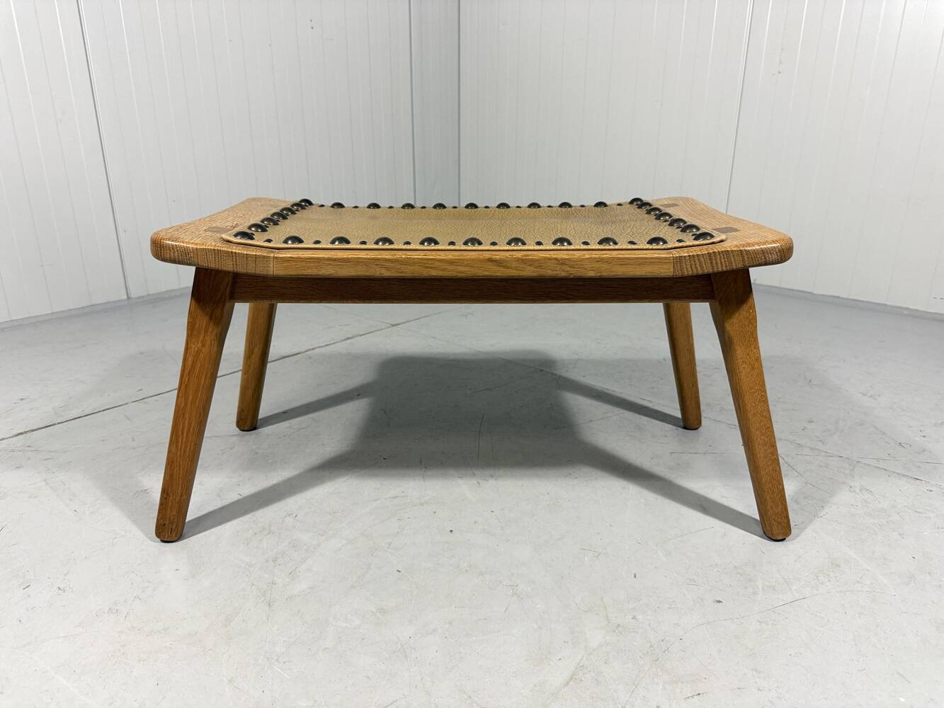 Tabouret en chêne blond spécial, petit banc des années 1960.