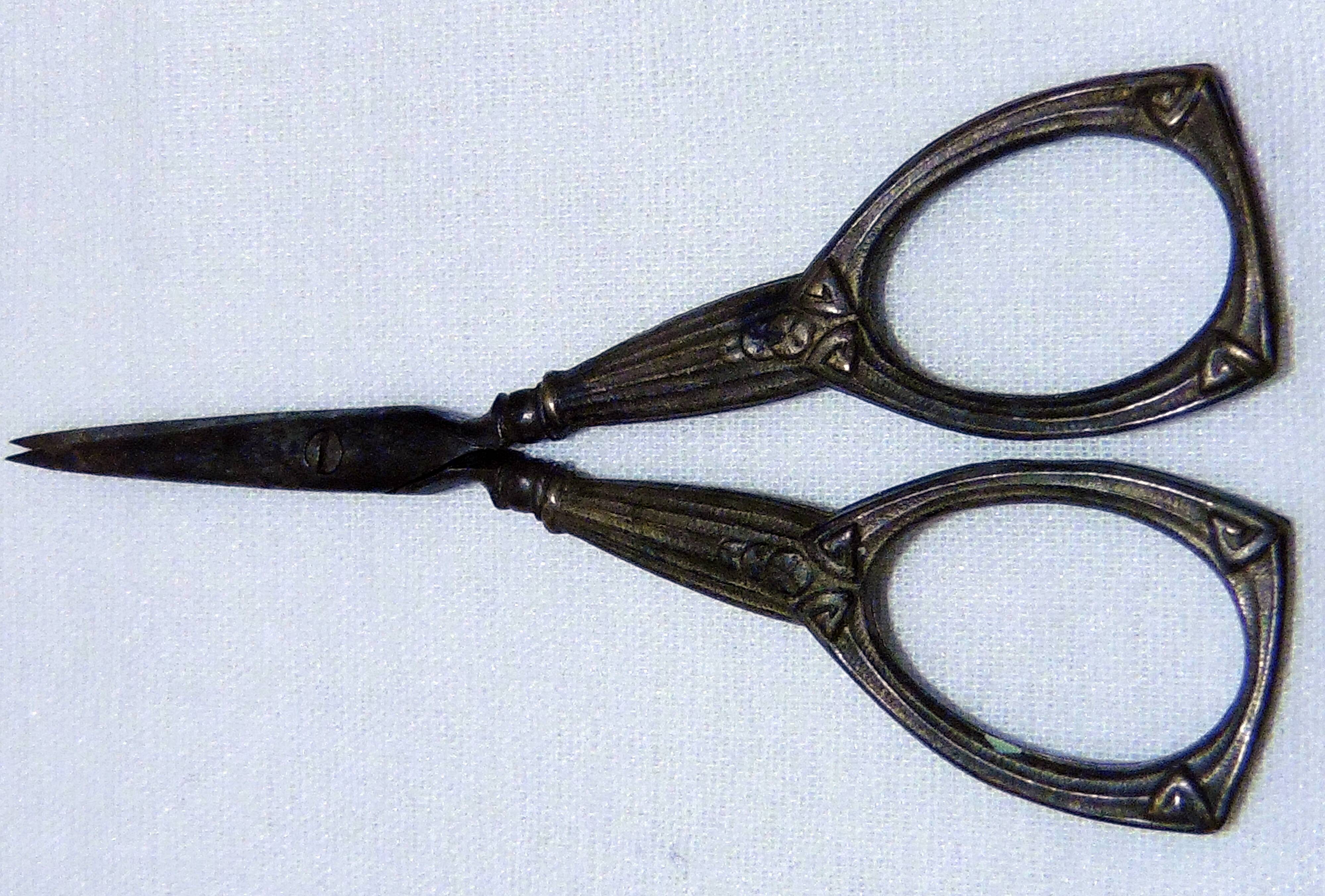 Pair of Art-Nouveau embroidery scissors, in perfect condition!