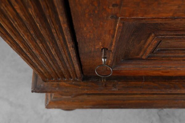 Cabinet en chêne de la Renaissance belge du XVIIe siècle avec serrure dissimulée