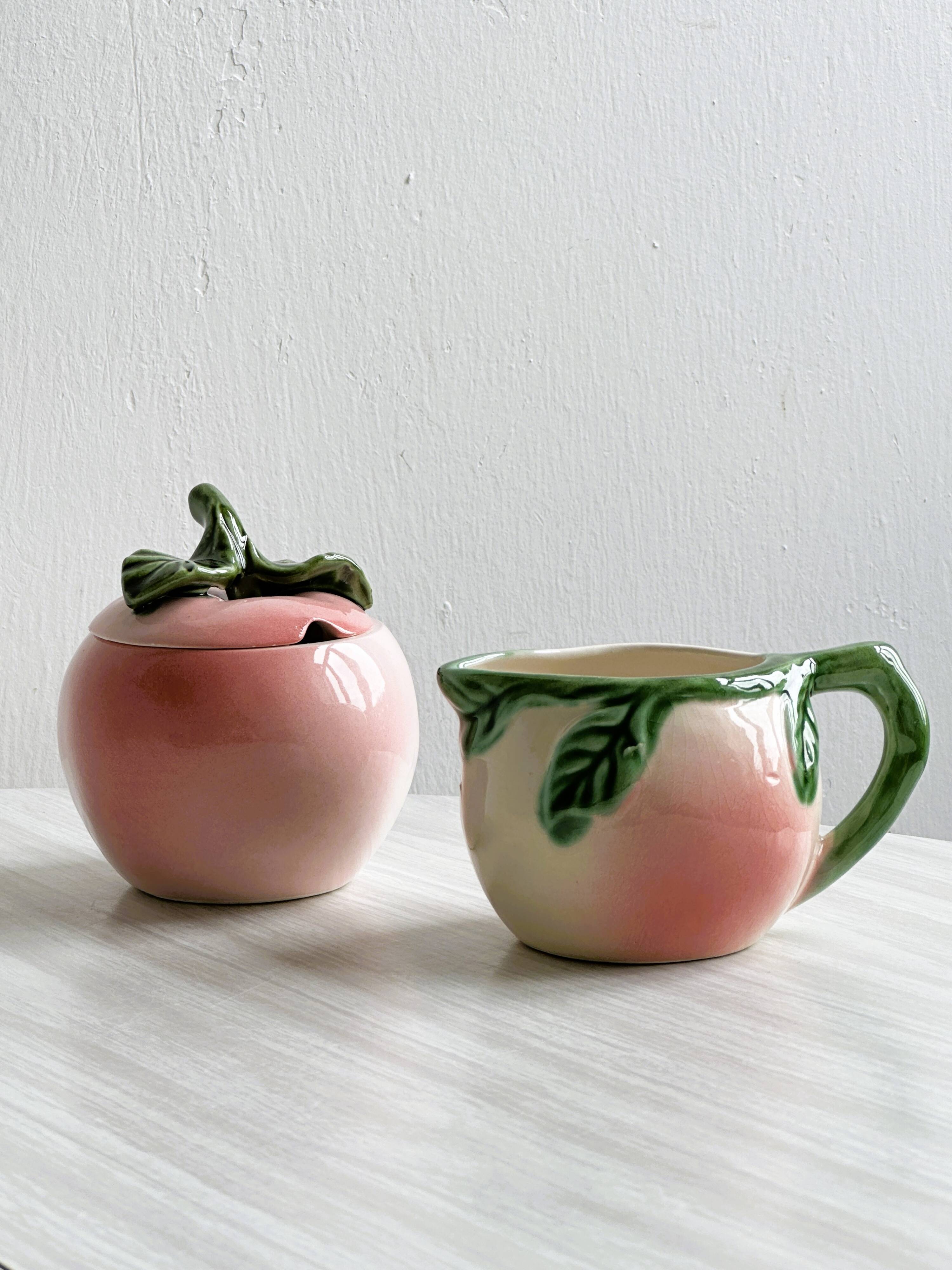 Saucière, sucrier et support en barbotine pêche rose.