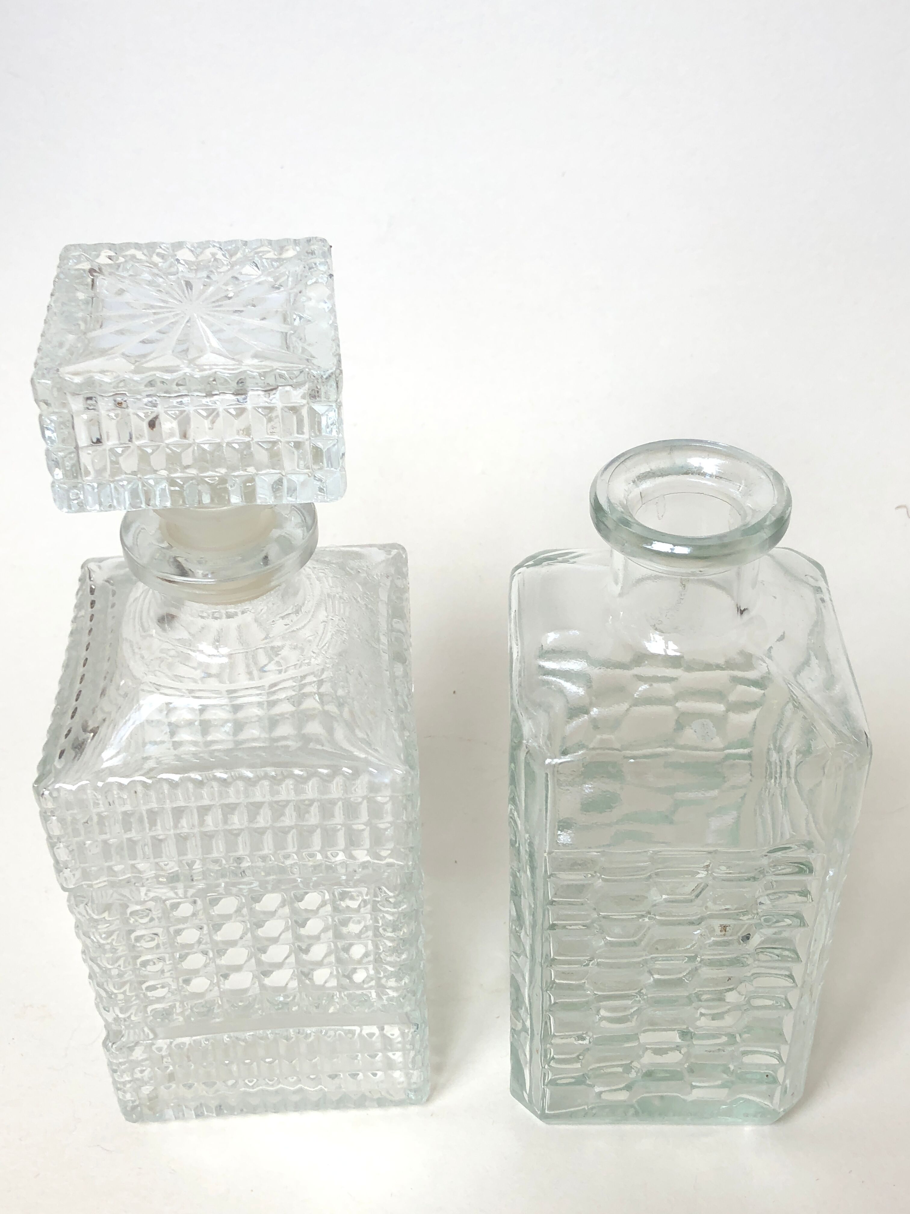 Ensemble de 2 bouteilles en verre ciselé