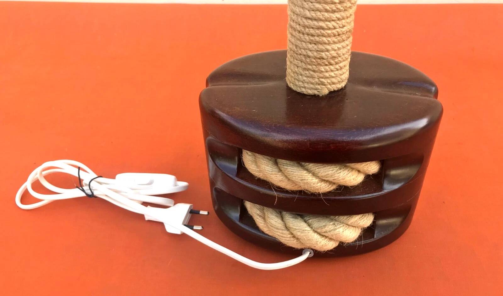 Pulley lamp base, varnished wood / rope.