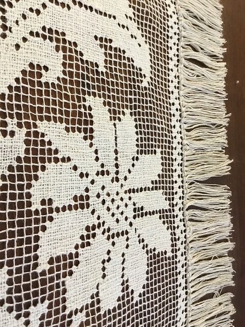 Rectangular-shaped napperon in embroidered mesh, foliage decoration and large fleu