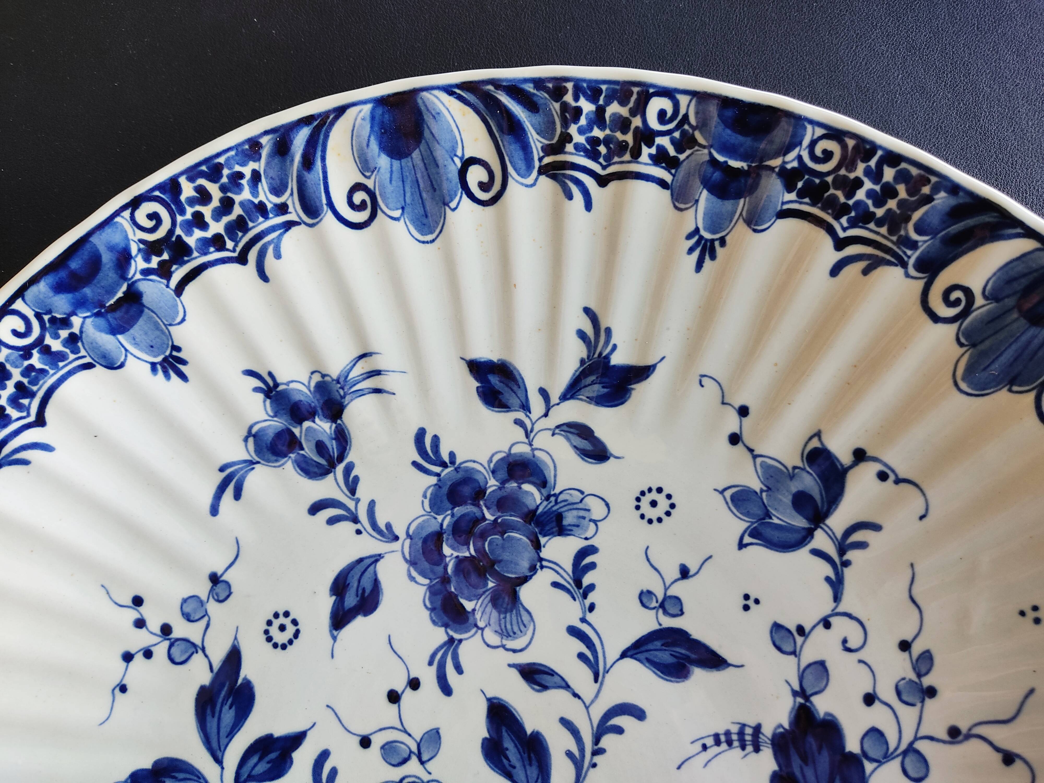 Plated flowery dish ribbed 35 cm in diameter