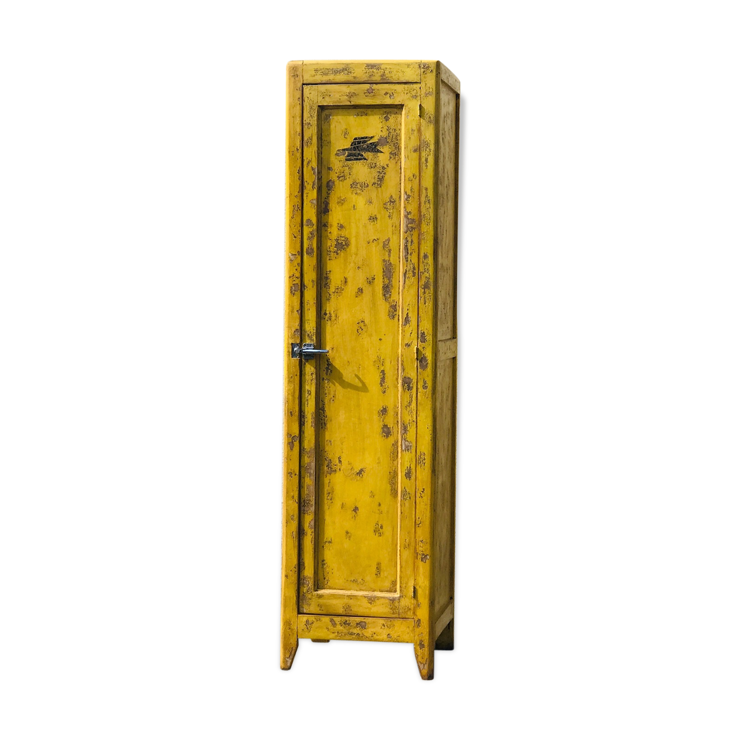 Wardrobe locker room paris post