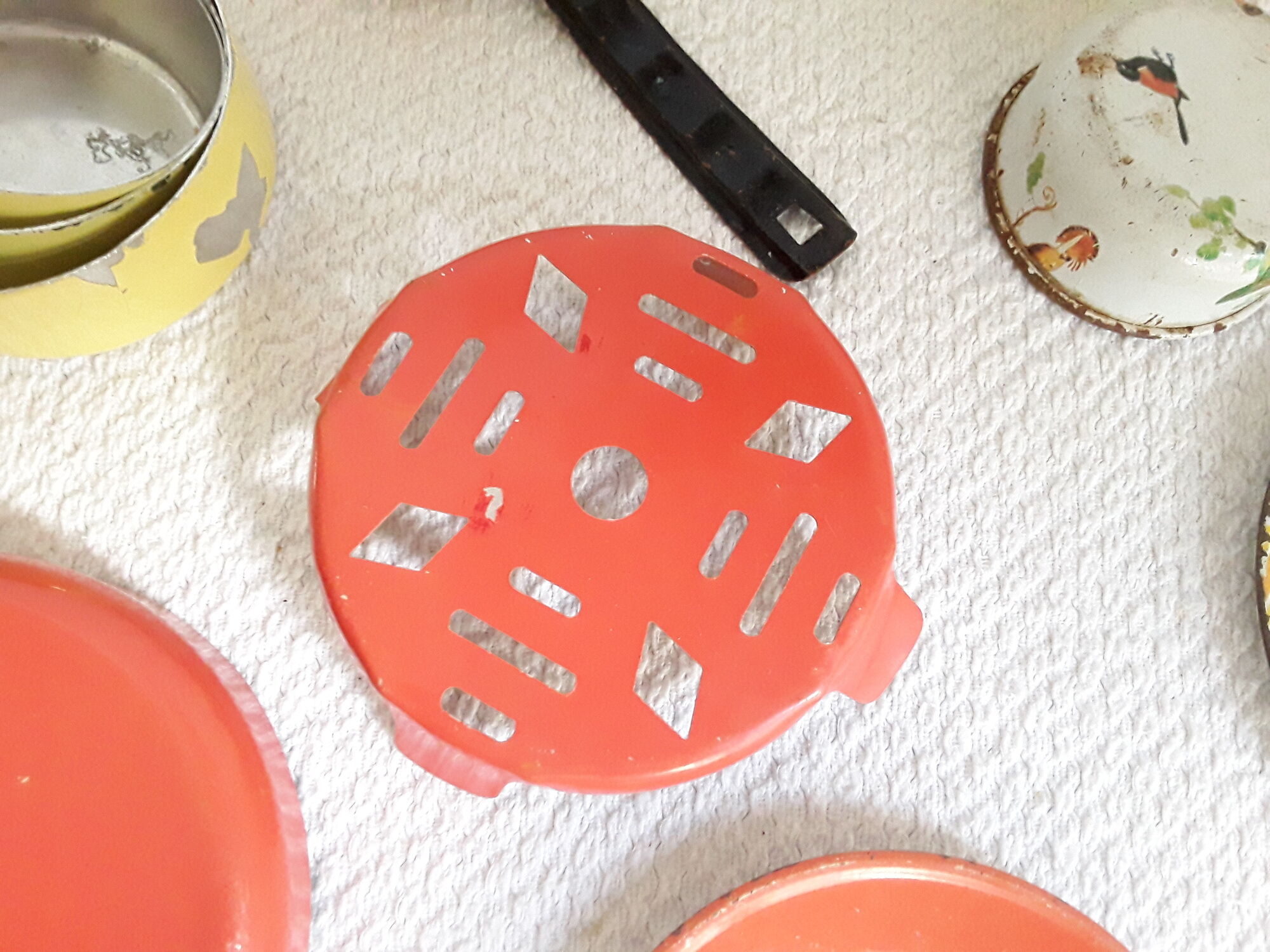 Vintage dinette in enamelled sheet metal of 27 pieces