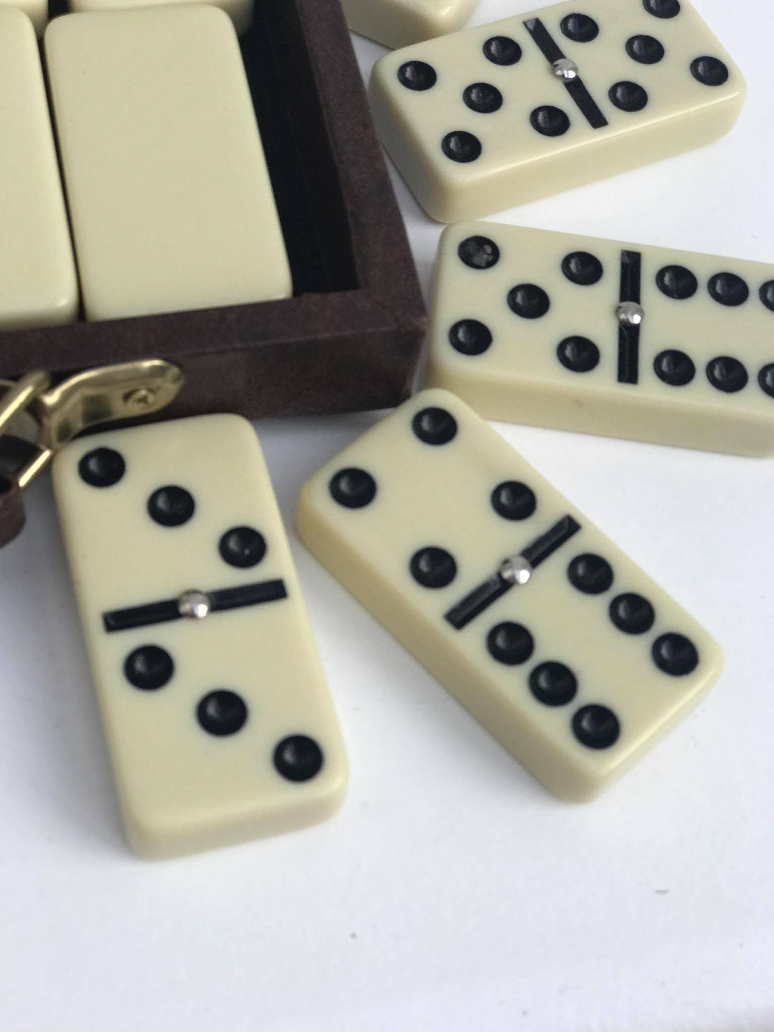 Game of dominos vintage compact travel