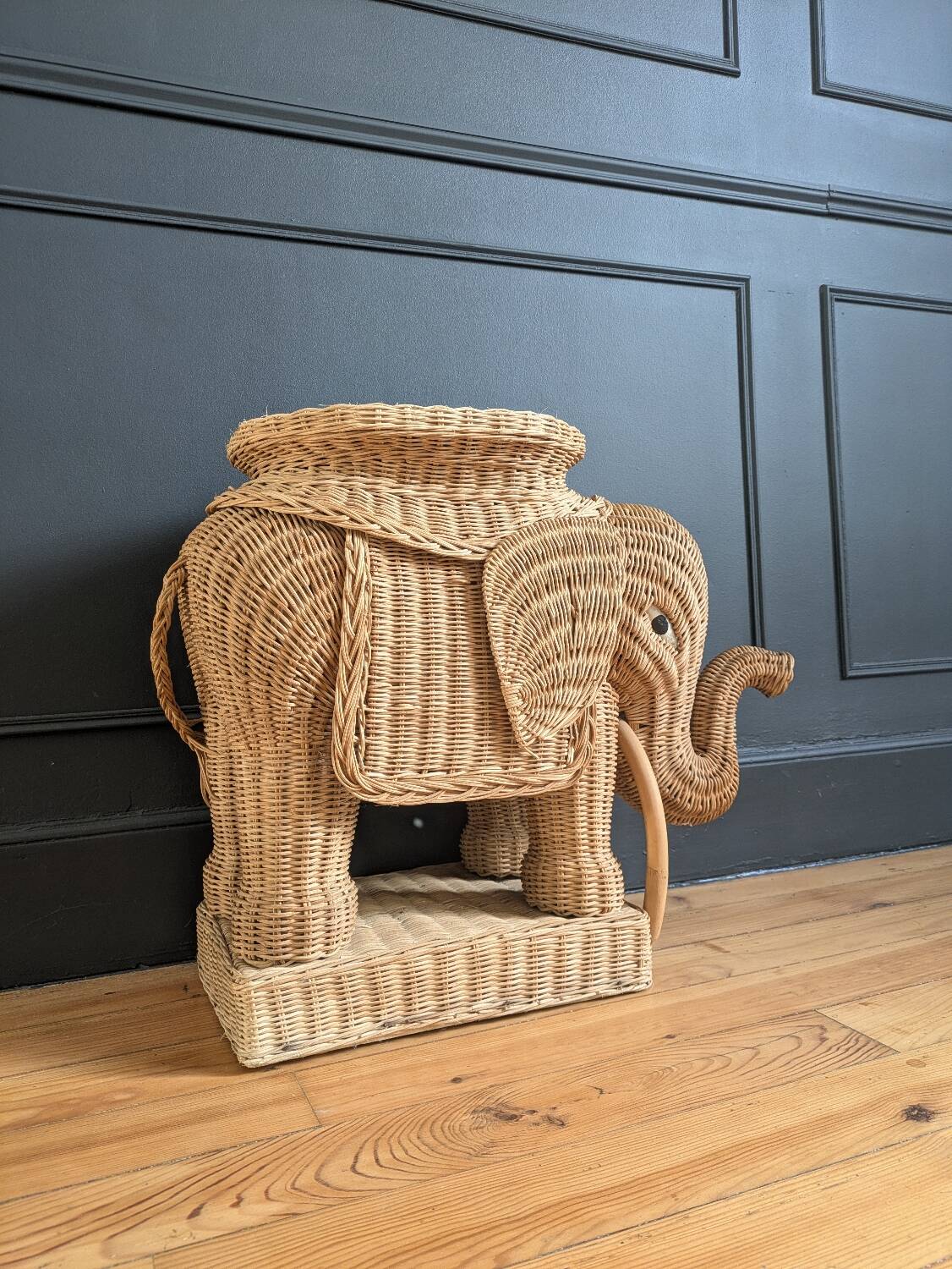 Willow elephant table
