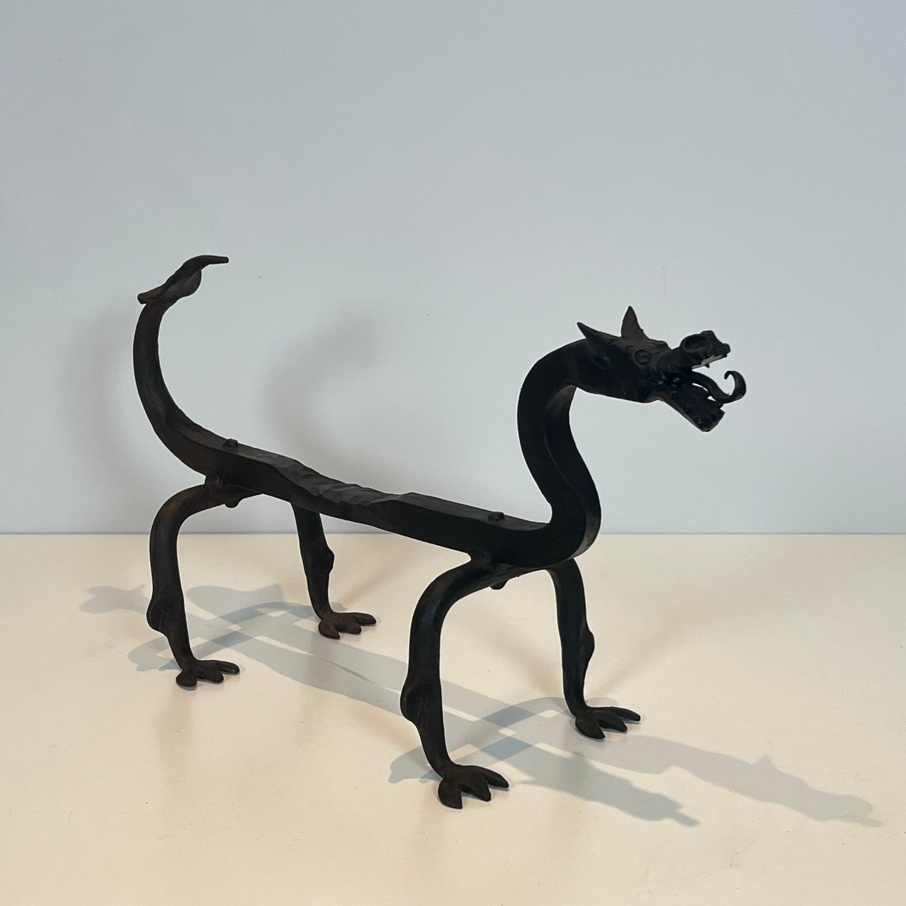 Paire de chenets aux dragons en fer forgé