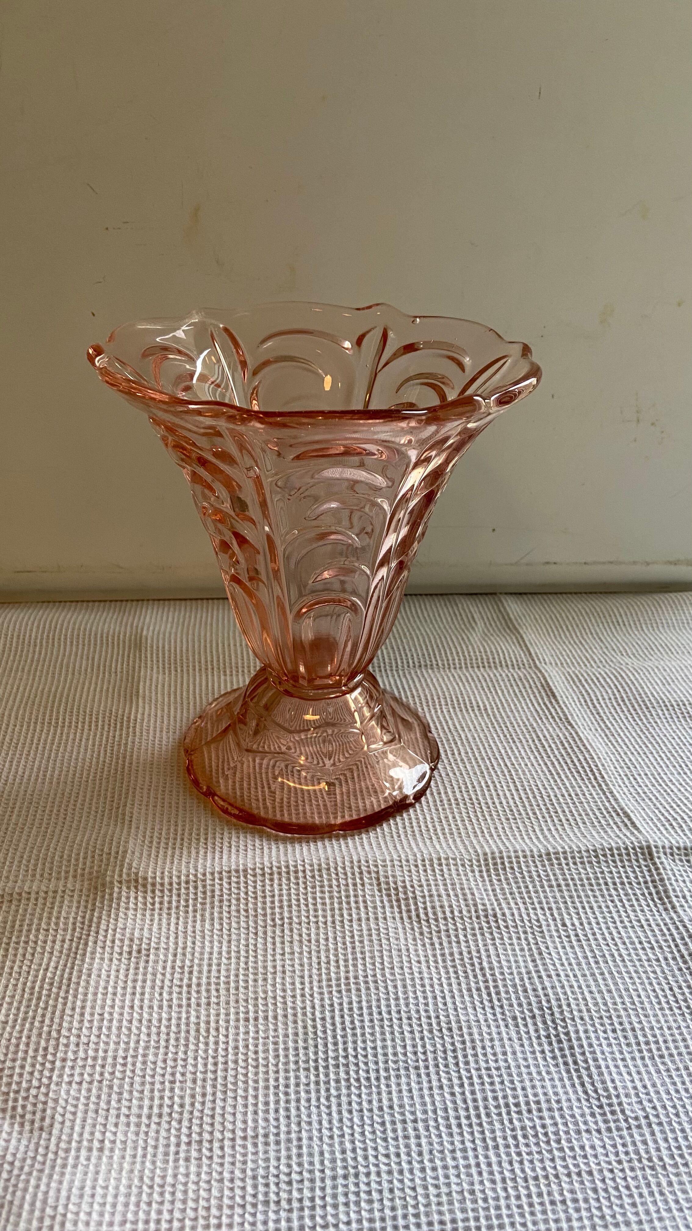Pop-up Christmas 2022 - Vintage Pink Glass Vase Molded 1960