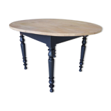 Oval table in solid oak
