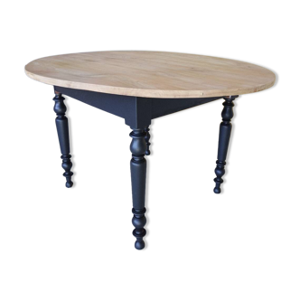 Oval table in solid oak