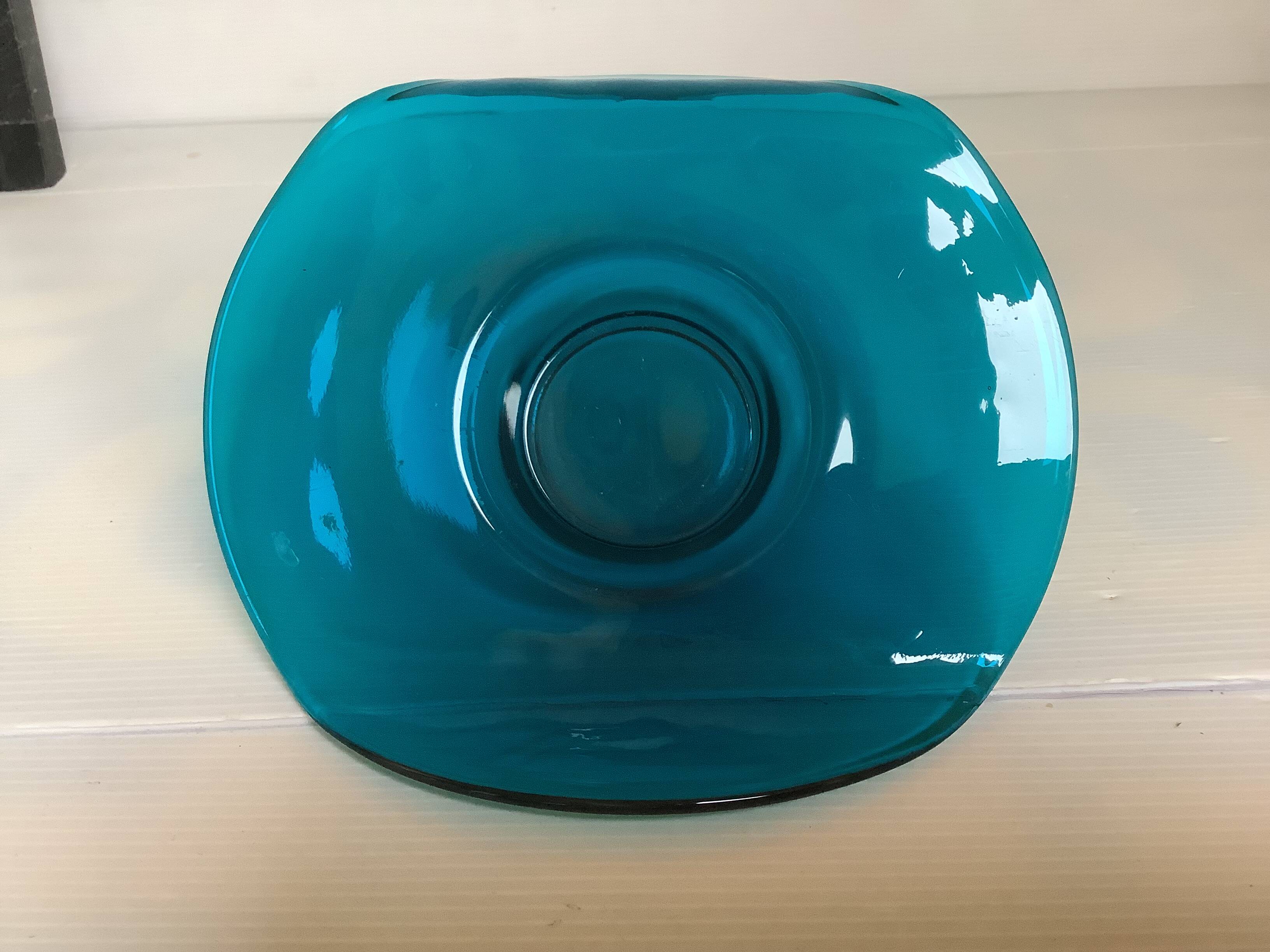 Bougeoir tordu en verre bleu