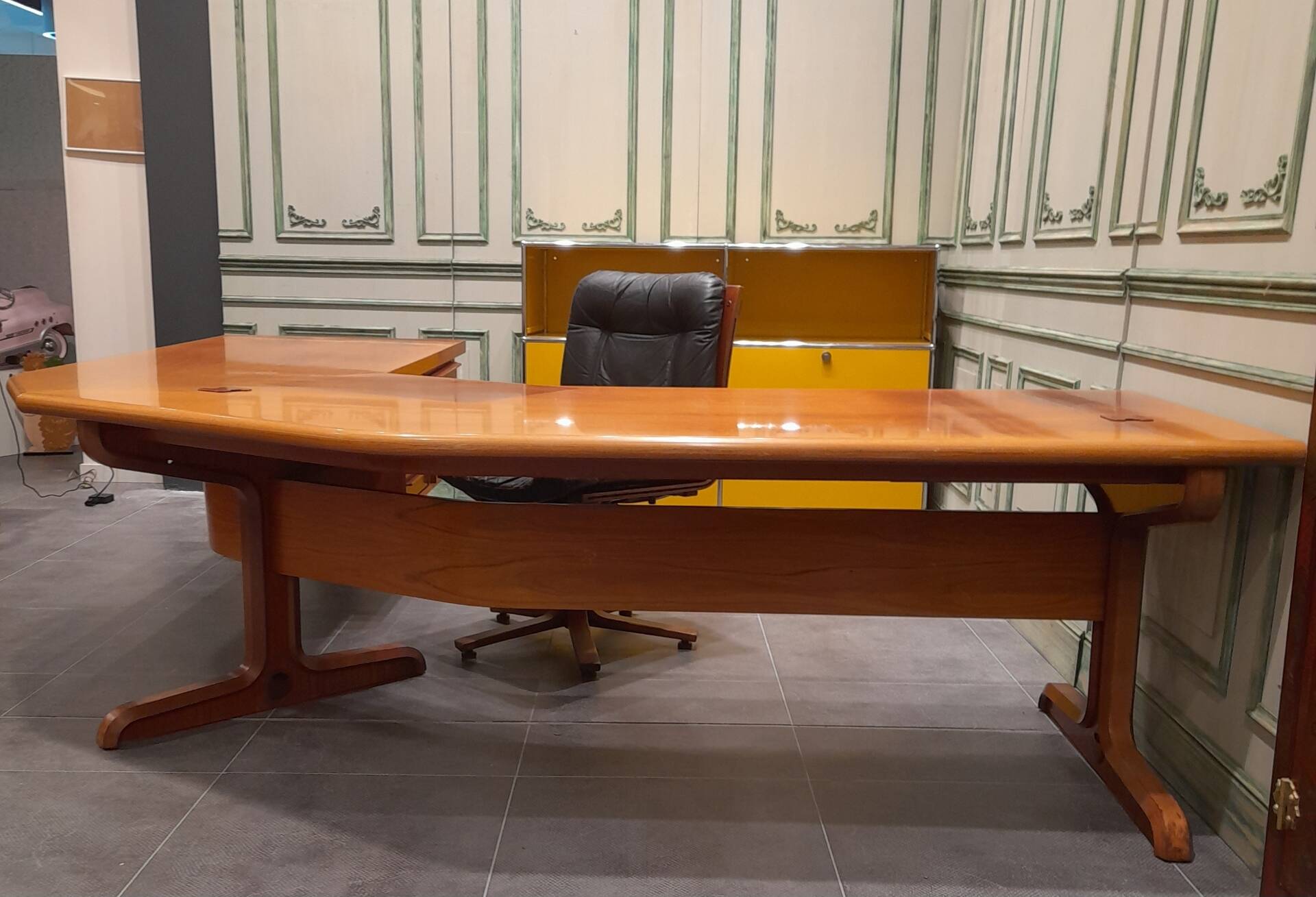 Grand bureau de la marque ORDO en palissandre vintage
