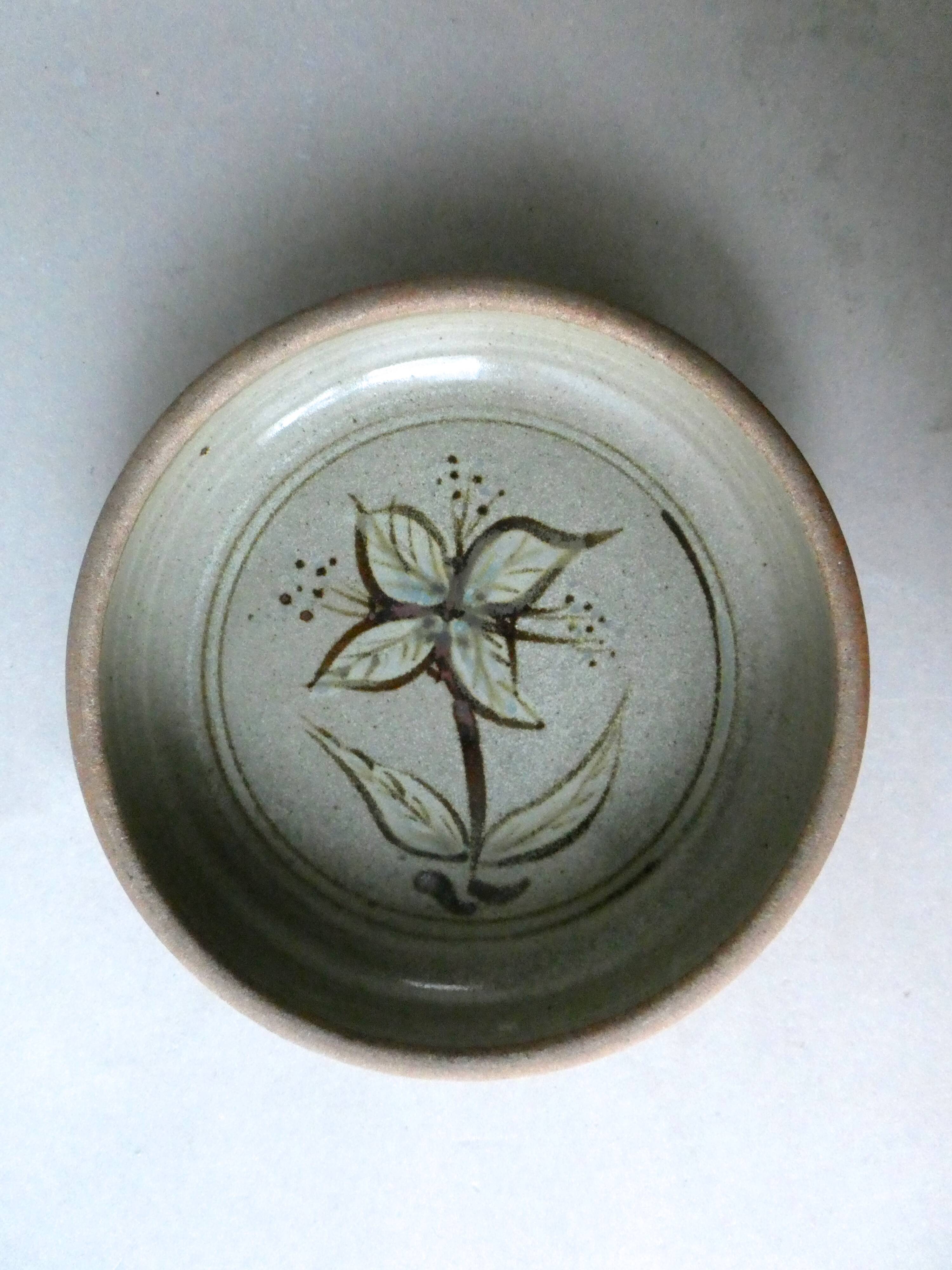 Dish hollow stoneware flower decoration, signed, 70 years