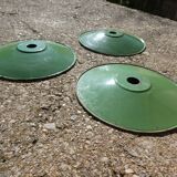 Lot de 3 abats-jour verts en tôle émaillée vintage
