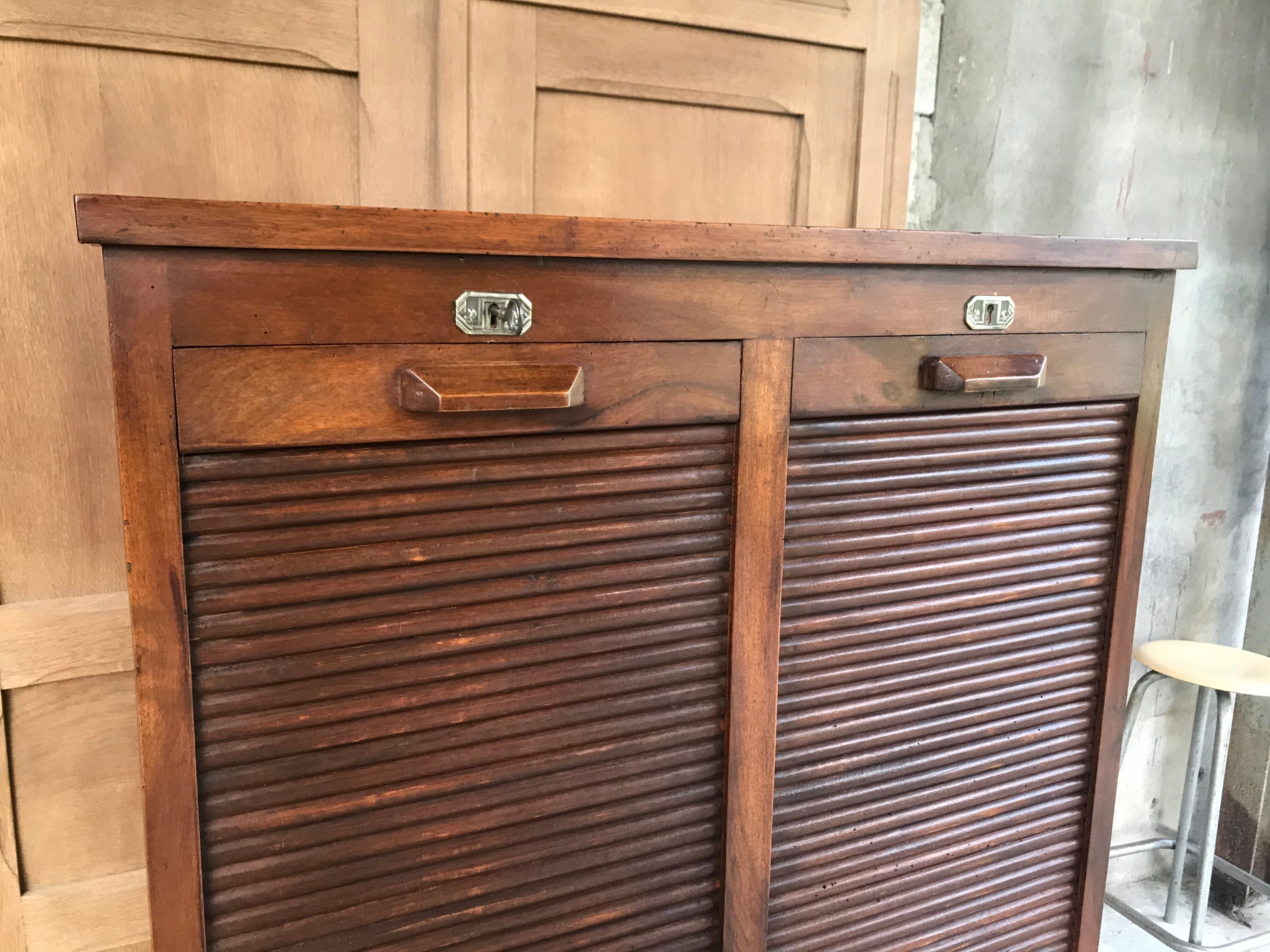 Meuble classeur à rideaux de notaire en noyer