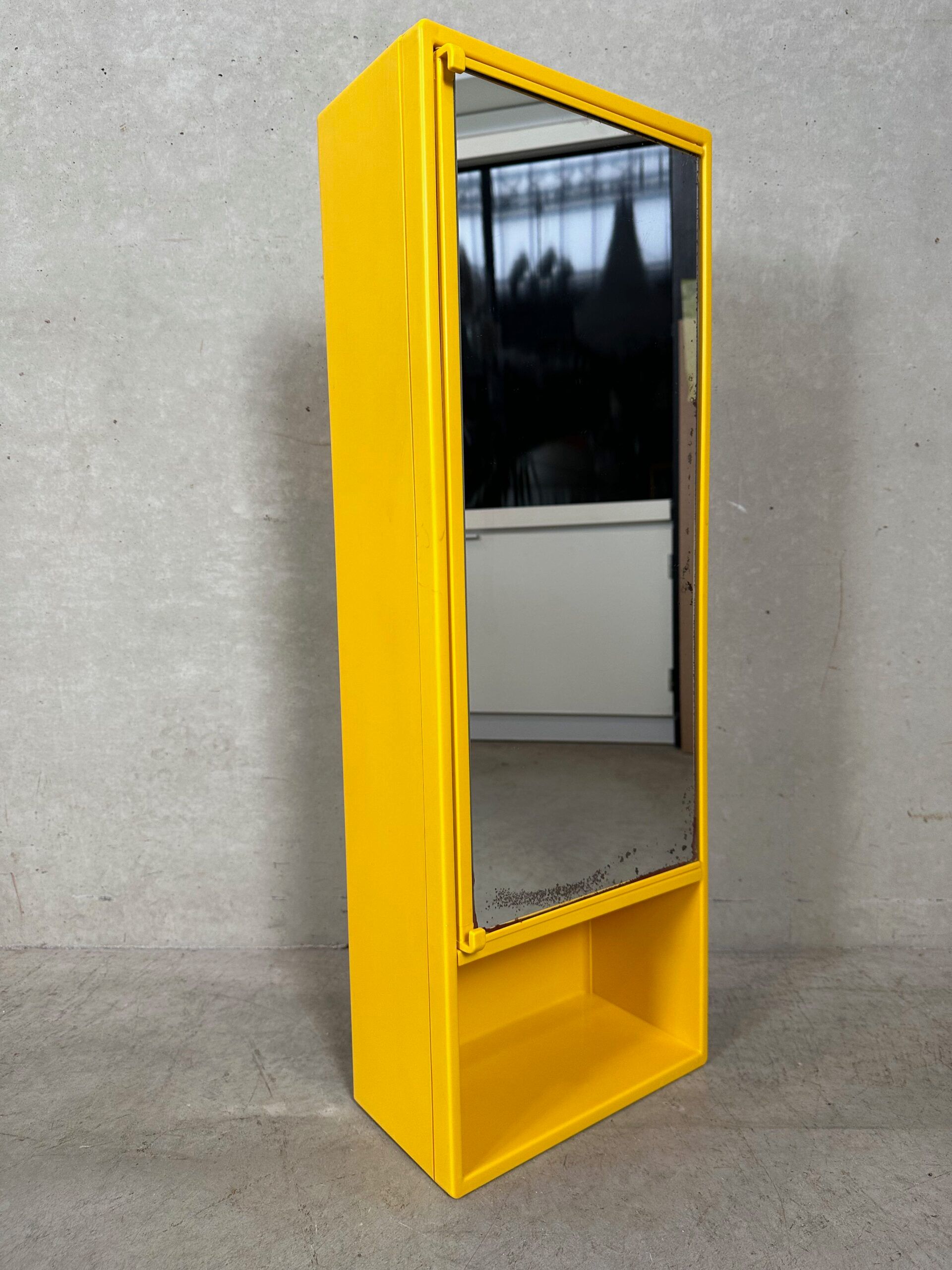 Vintage yellow medicine cabinet – olaf von bohr – gedy italy