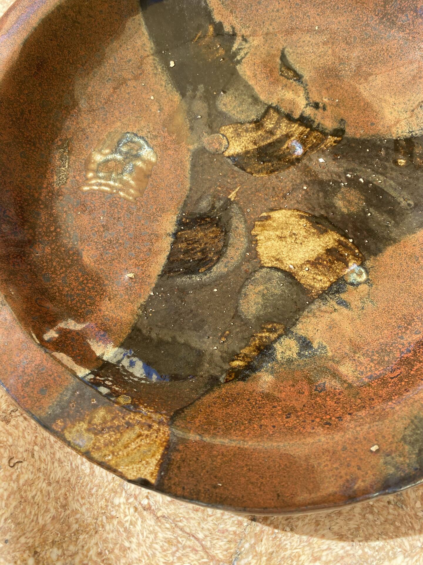 Grande assiette creuse en grès émaillé signée