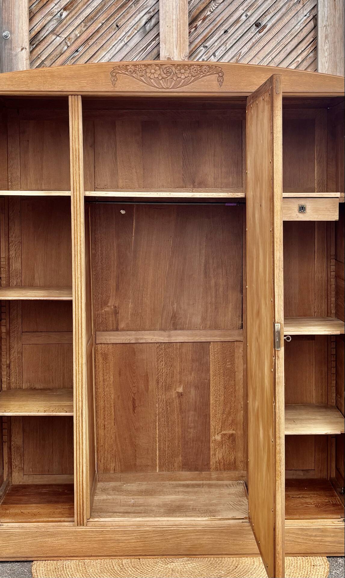 Grande armoire ancienne en chêne massif brut et cannage / dressing
