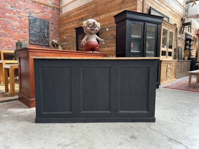 Mid-20th century shop counter