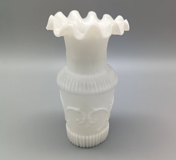 Paire vases anciens en opaline de foire blanche de petite taille, vintage, français