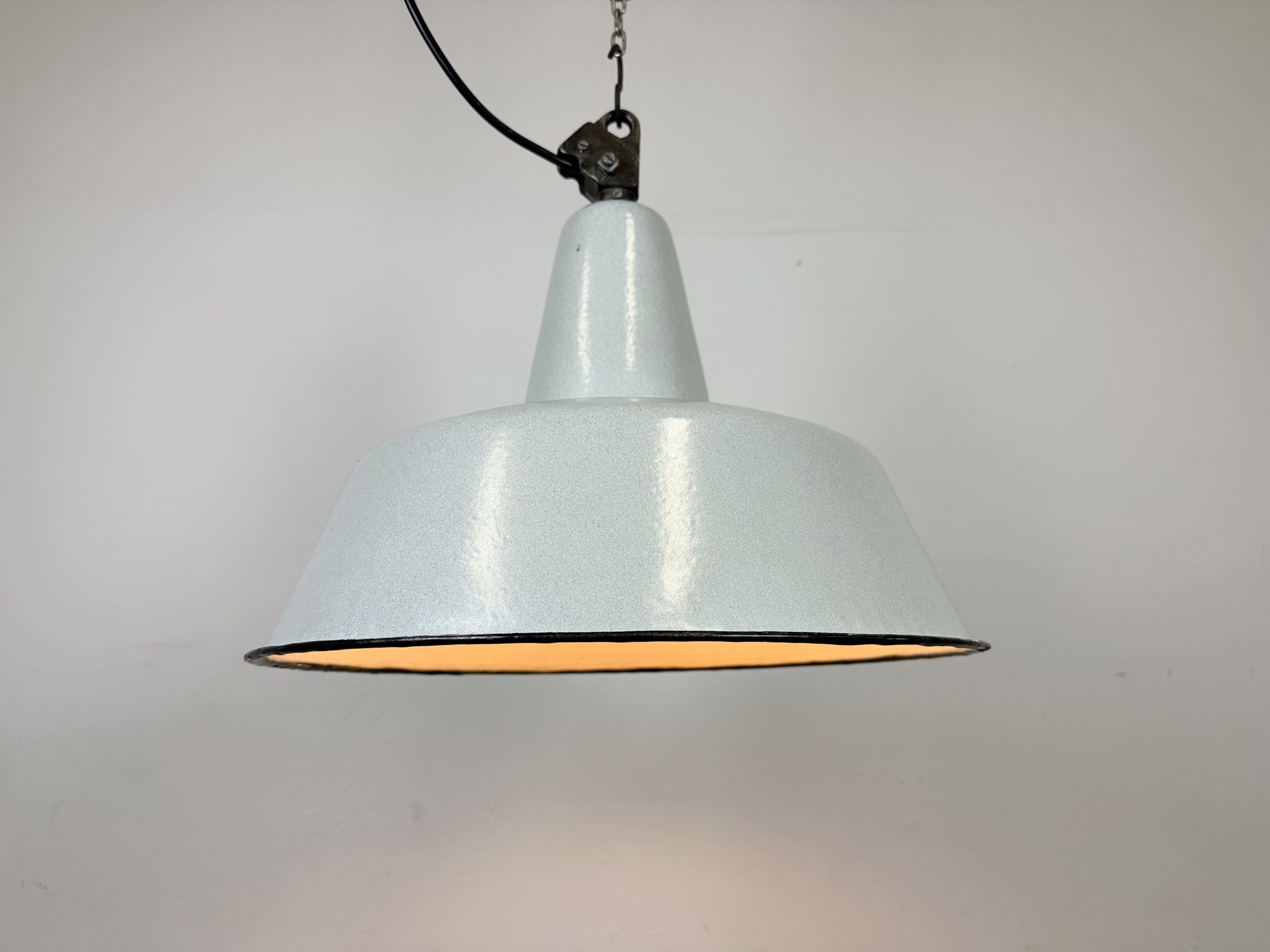 Suspension industrielle en émail gris d’usine de Zaos, années 1960