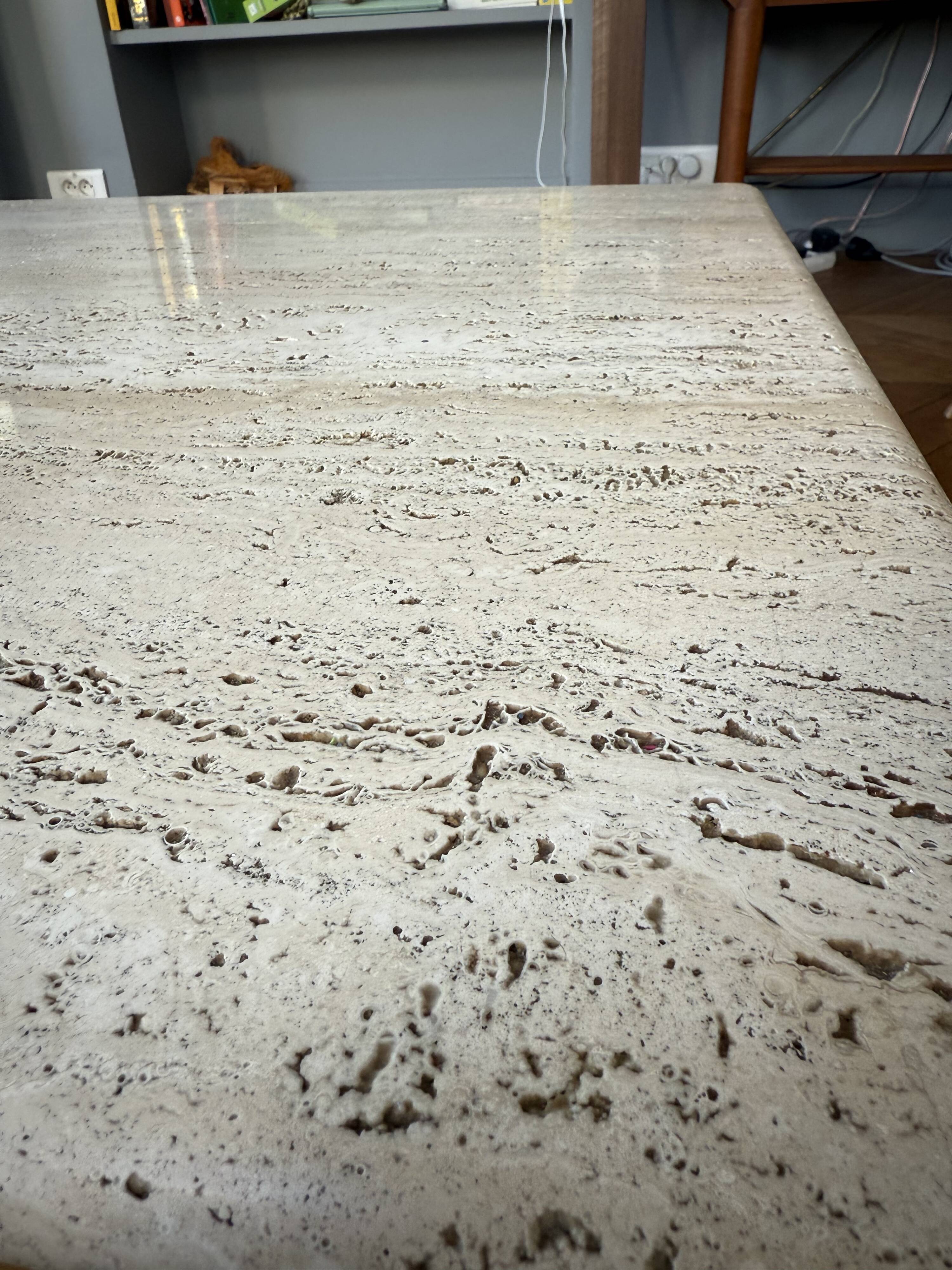 Table basse vintage en travertin – design 70’s