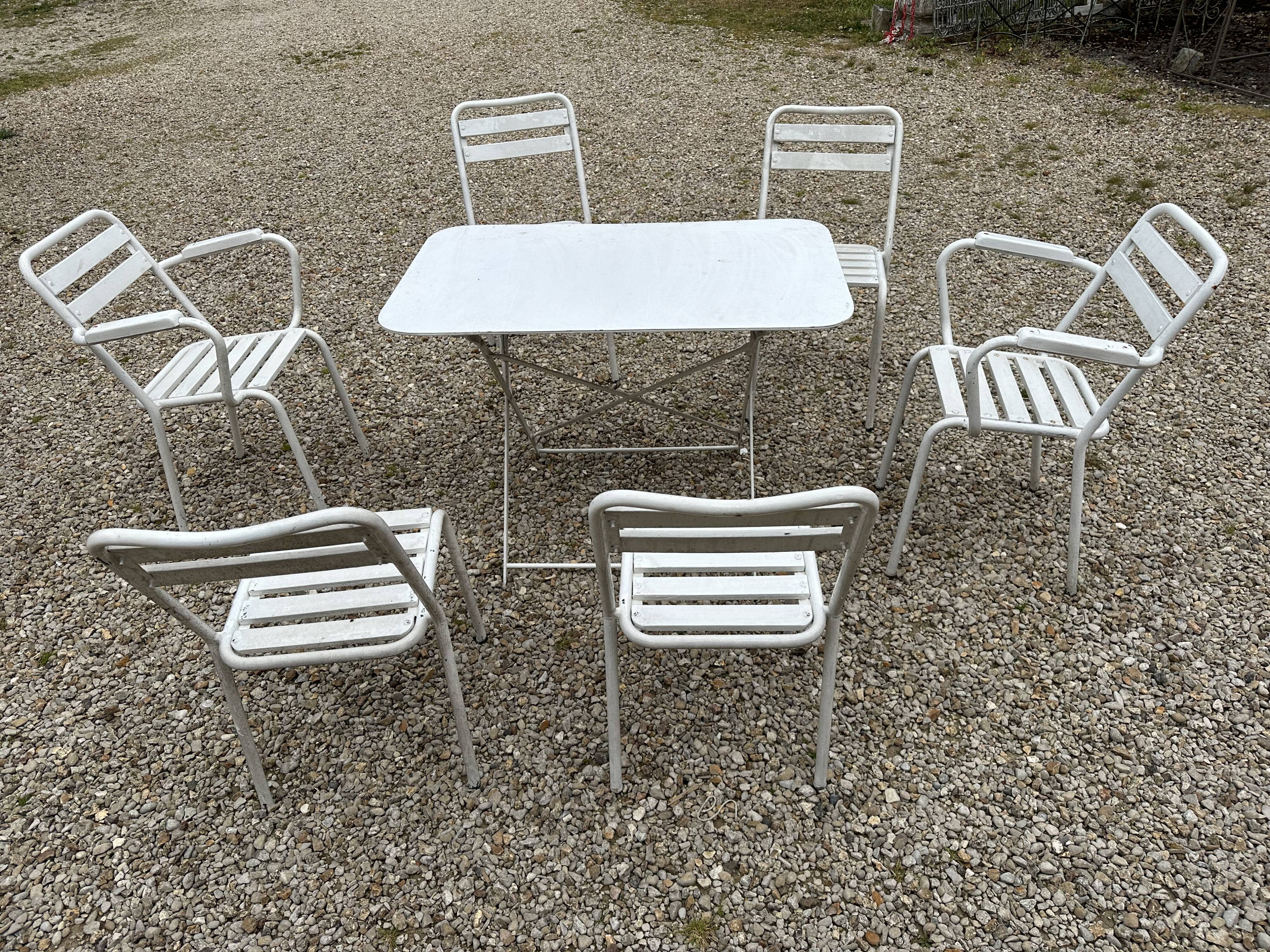 Garden furniture in wrought iron and wooden slats composed of two armchairs, 4 chairs and a table.