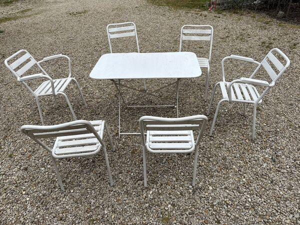 Salon de jardin en fer forgé et lattes de bois composé de deux fauteuils, 4 chaises  et d'une table.