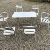 Garden furniture in wrought iron and wooden slats composed of two armchairs, 4 chairs and a table.
