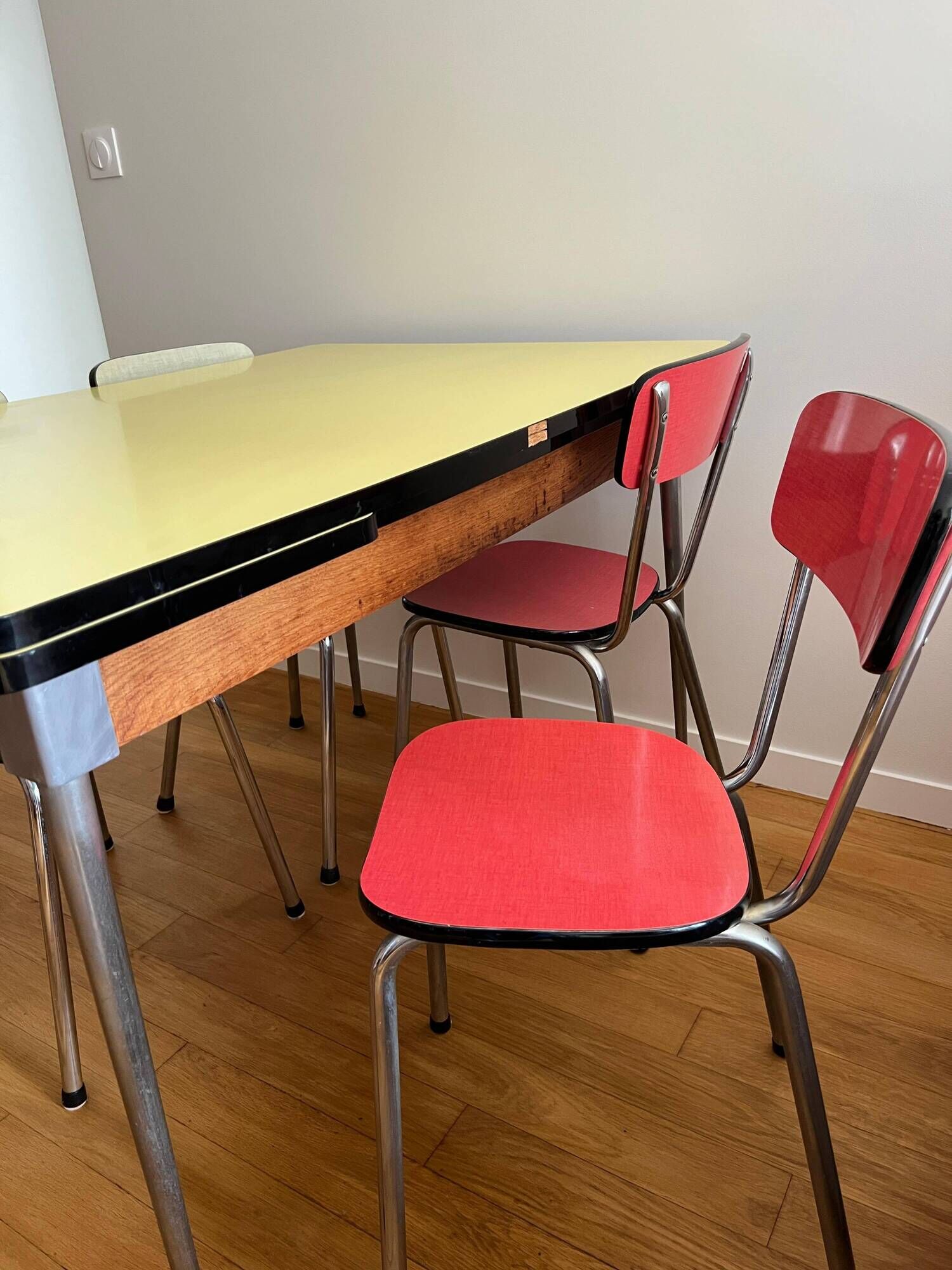 Table en Formica avec 4 chaises