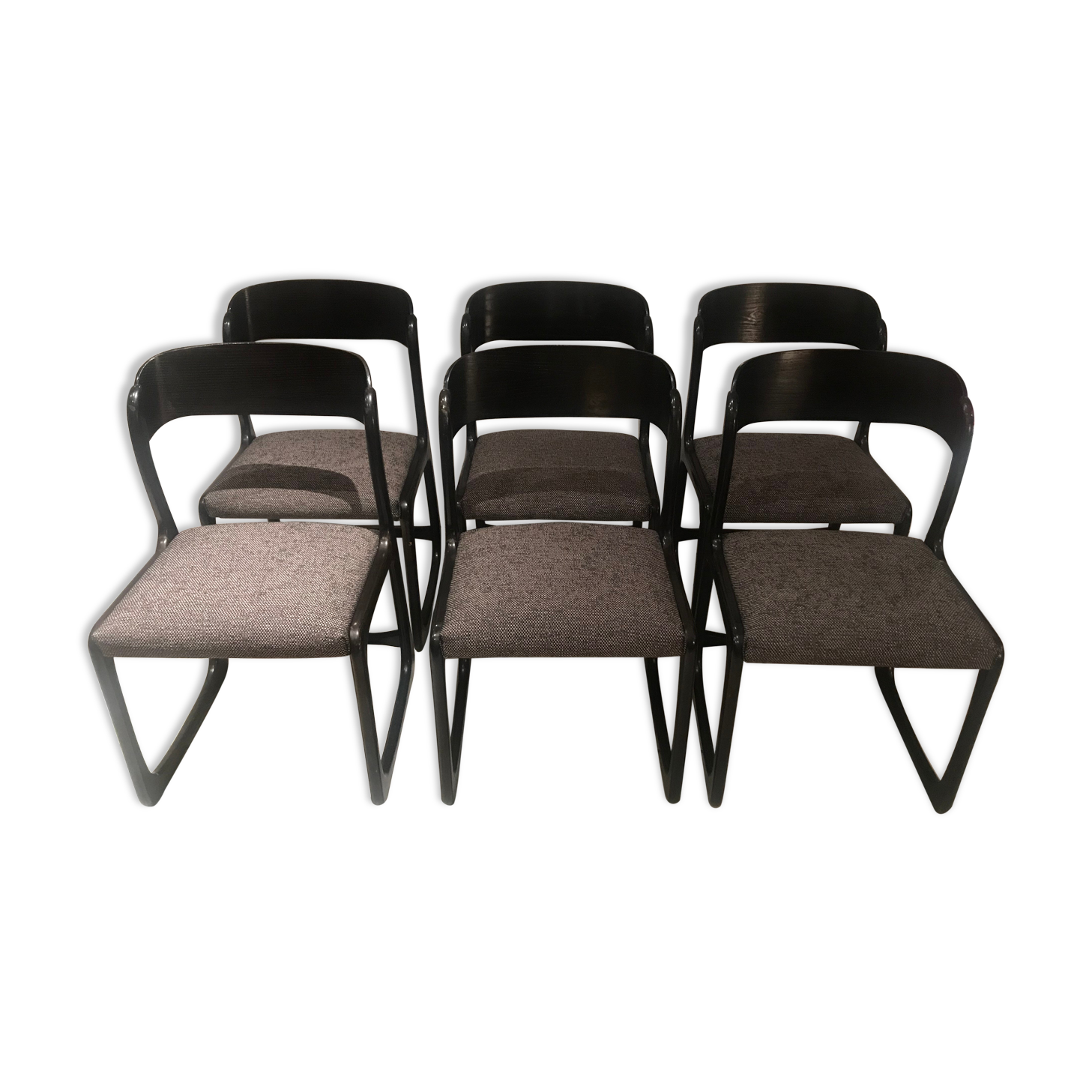 Suite de 6 chaises Baumann « traîneau » retapissées