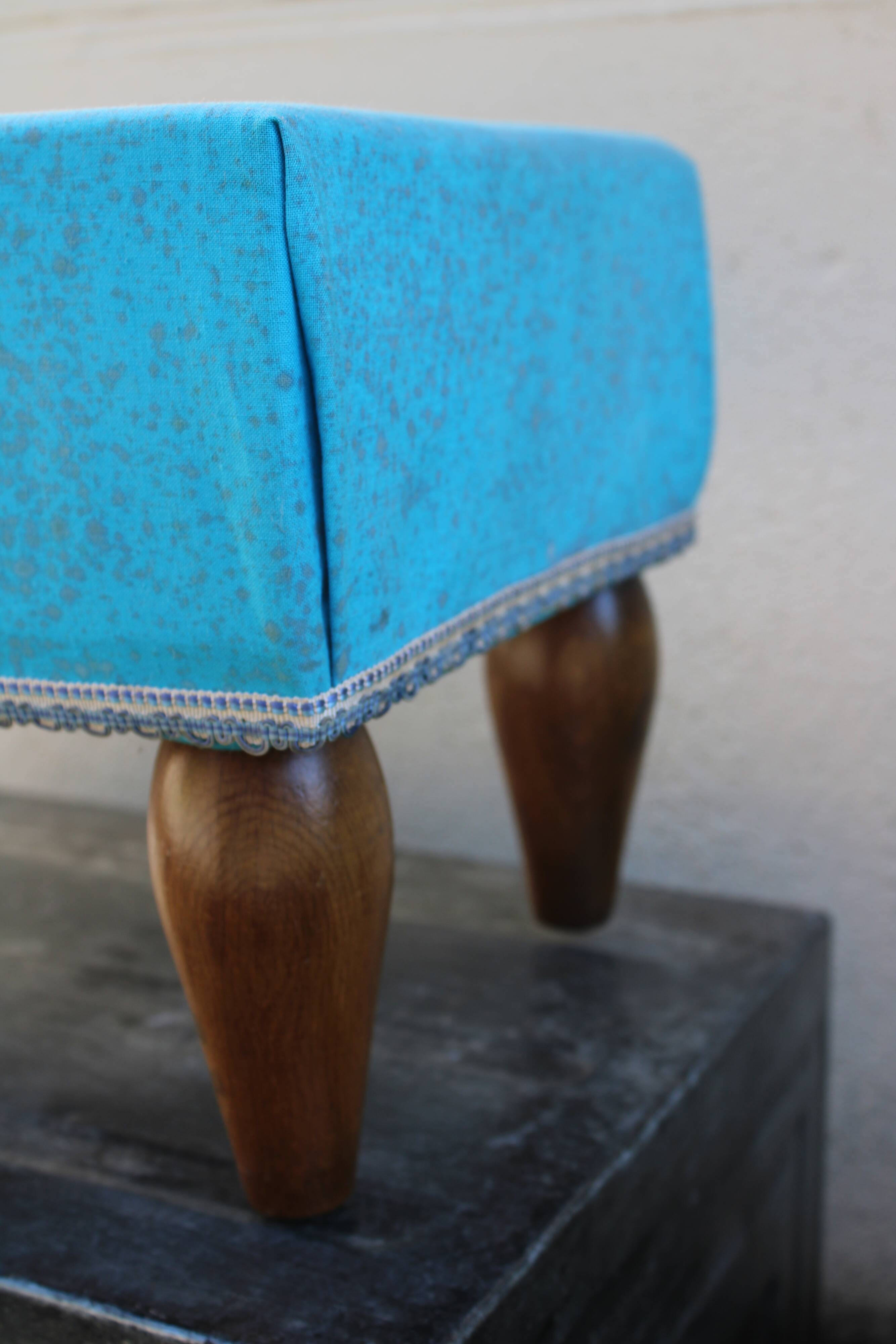 Repose-pieds bois et tissu bleu