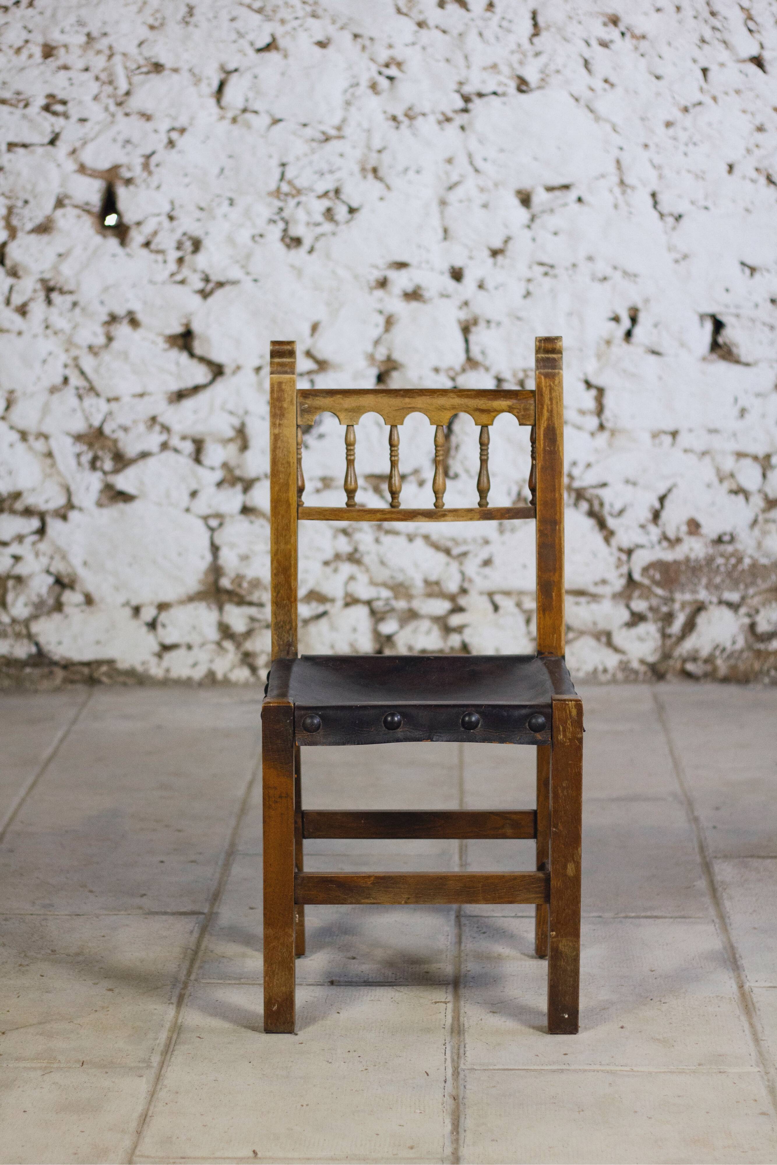 Chaise brutaliste bois et cuir espagnol, 1950