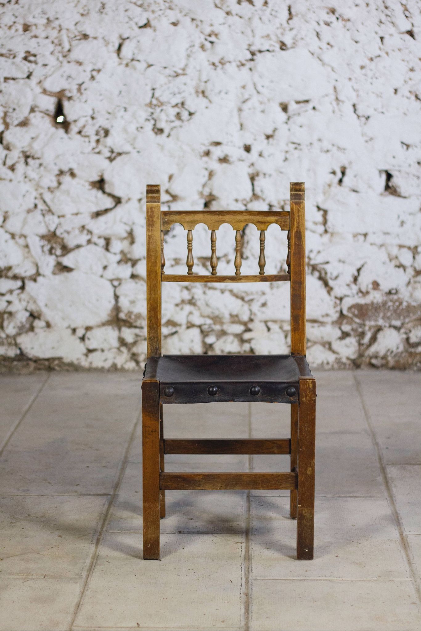 Chaise brutaliste bois et cuir espagnol, 1950