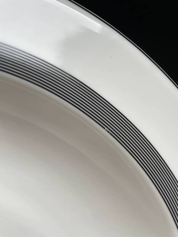 1 Porcelain dish 28 cm Wedgwood x Vera Wang “Cosmos” collection